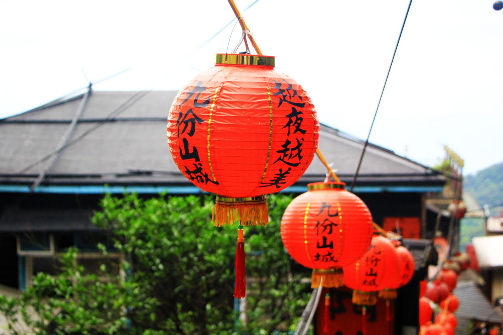 Canon EOS 60D + Canon EF-S 18-135mm F3.5-5.6 IS STM sample photo. Lantern, chinese, streets photography