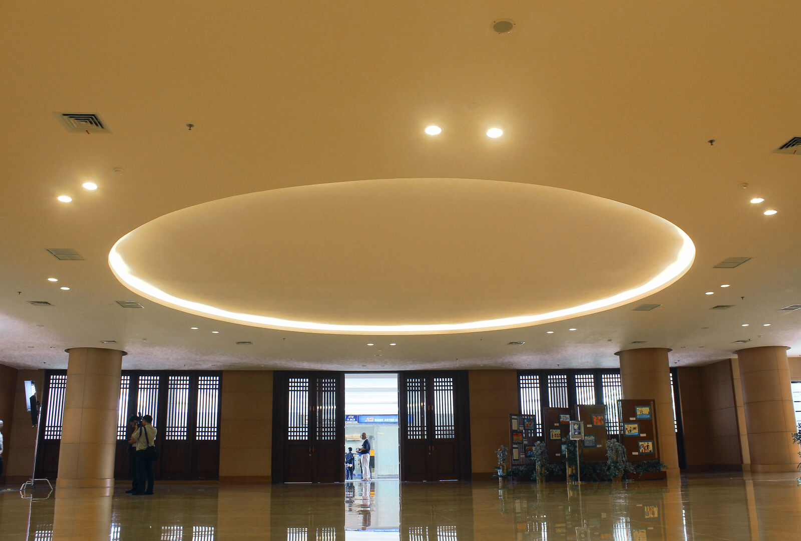 Canon EOS 650D (EOS Rebel T4i / EOS Kiss X6i) sample photo. Waiting, room photography