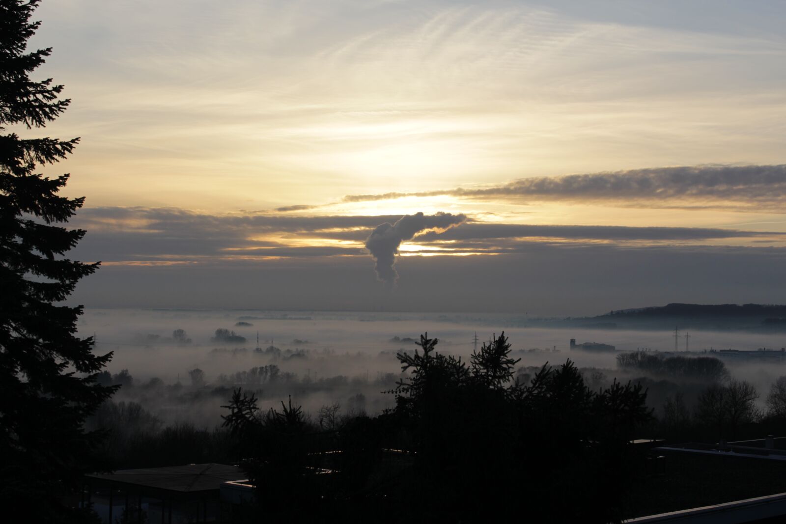 Canon EOS 700D (EOS Rebel T5i / EOS Kiss X7i) sample photo. Landscape, fog, sunset photography