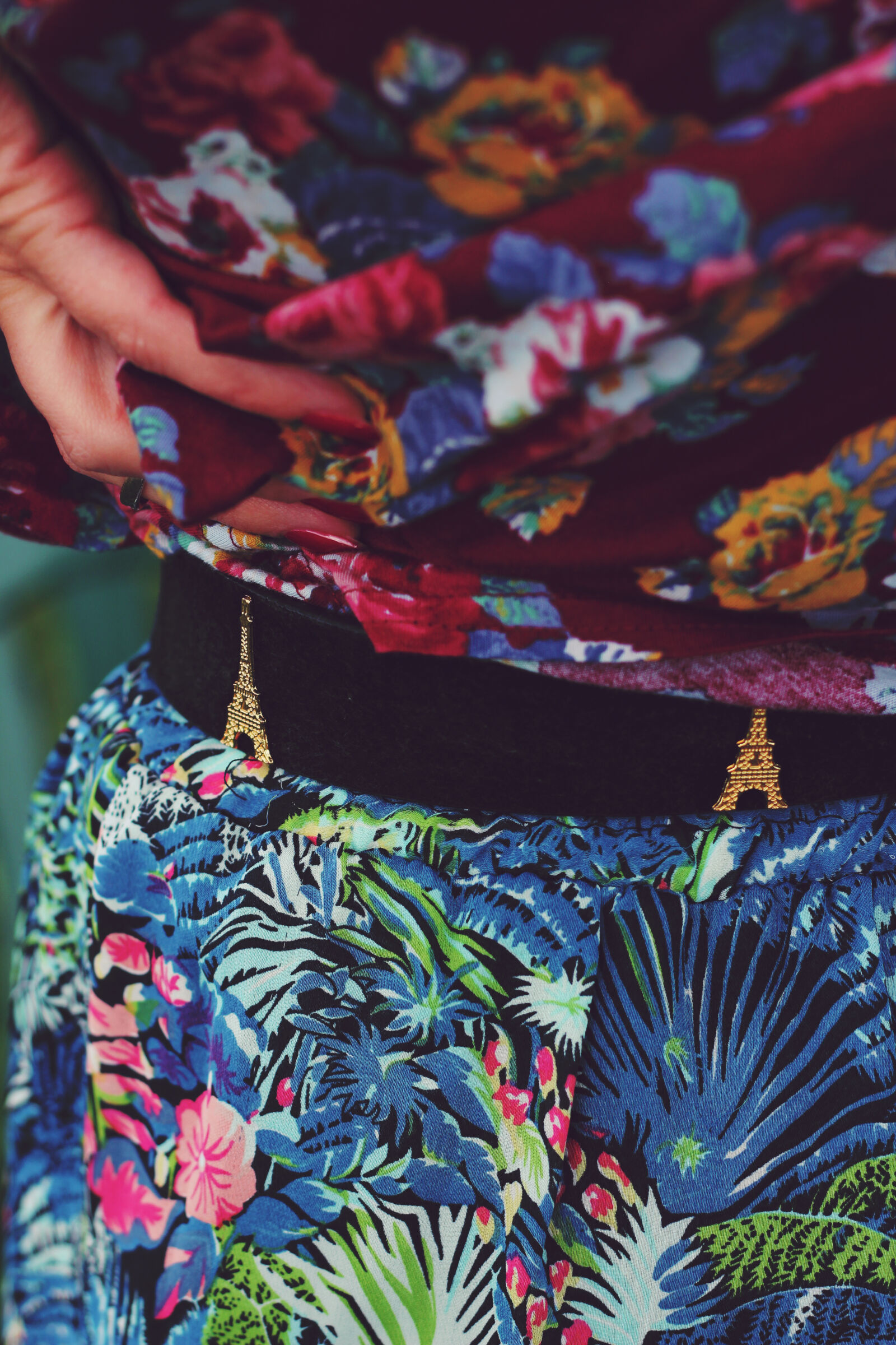 Canon EOS 600D (Rebel EOS T3i / EOS Kiss X5) + Canon EF 50mm F1.8 II sample photo. Flower, skirt, belt photography