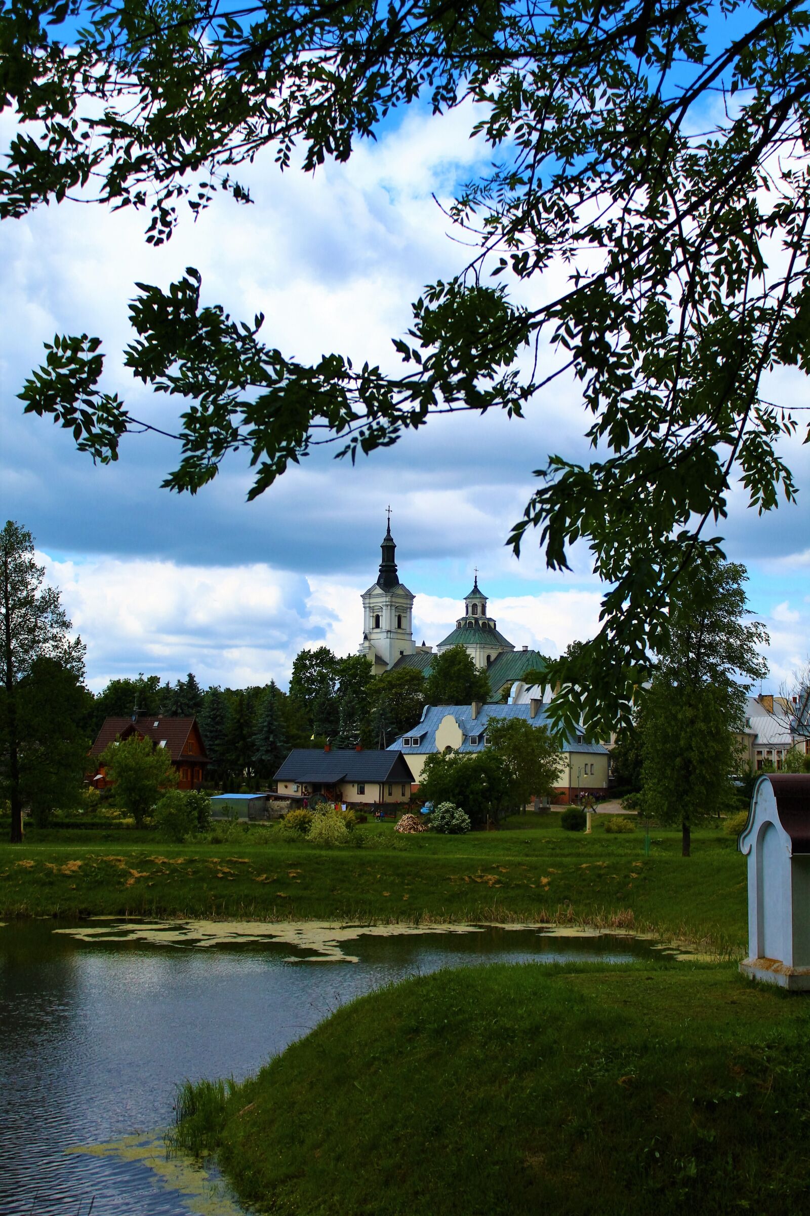 Canon EOS 1300D (EOS Rebel T6 / EOS Kiss X80) sample photo. Church, mountain, lake photography