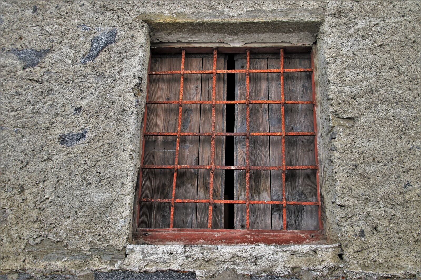 Canon EOS 80D sample photo. Grating, old window, wall photography