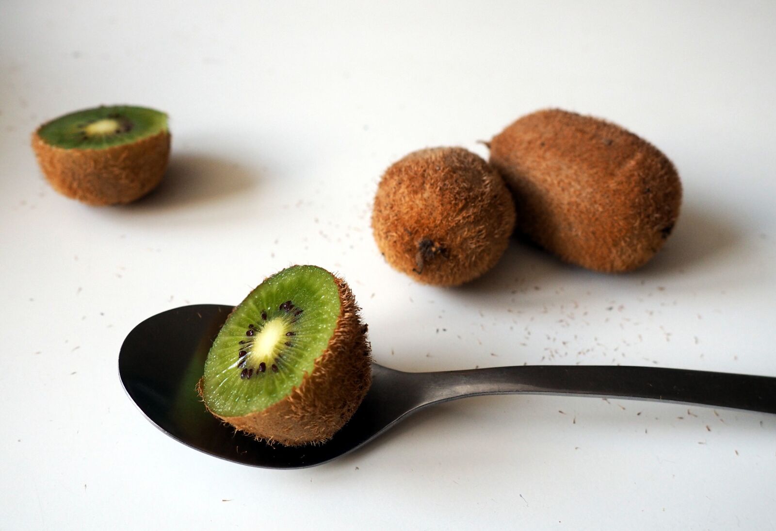 Olympus OM-D E-M10 sample photo. Kiwi, kiwis, spoon photography