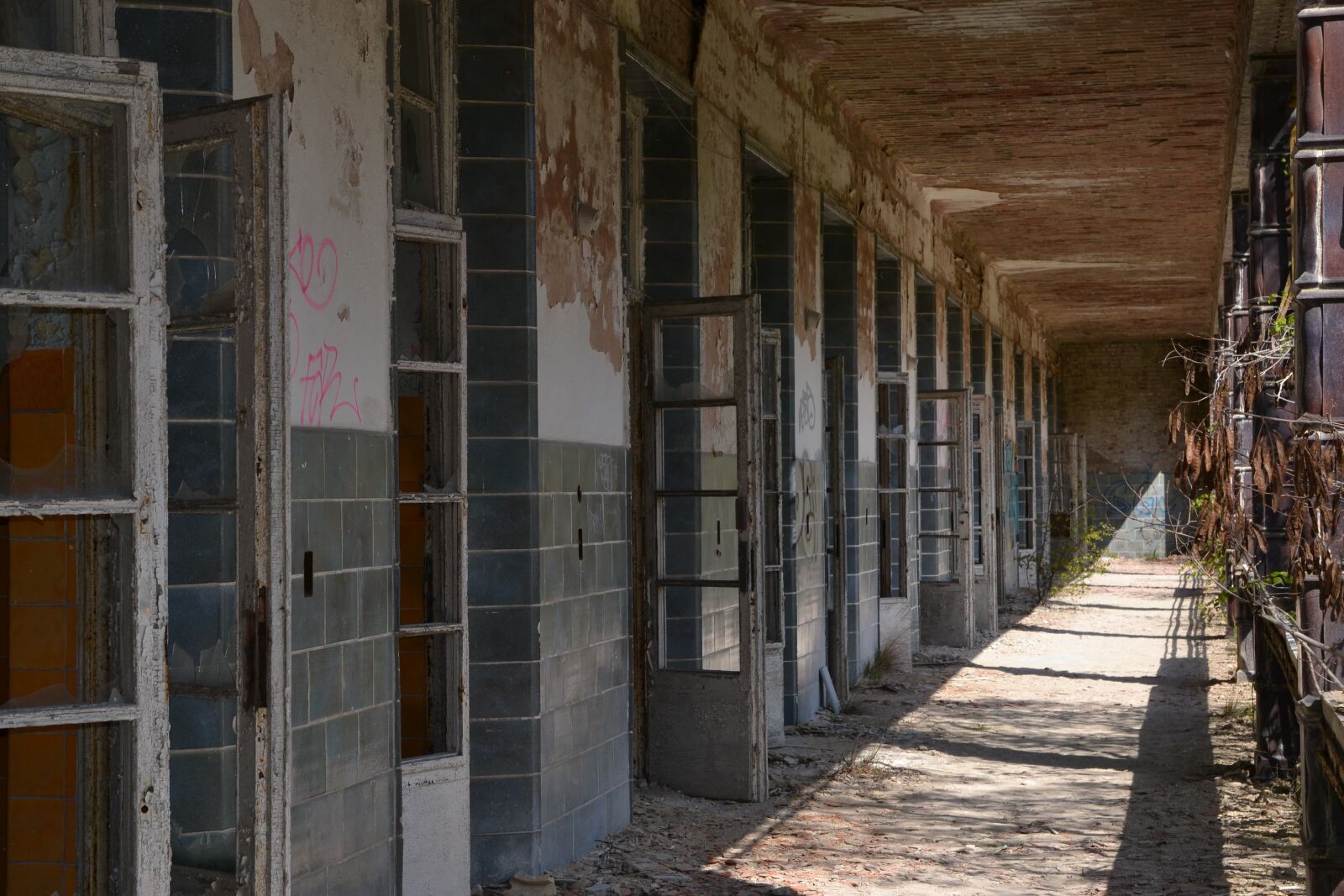 Nikon D3100 sample photo. Ruin, break up, old photography