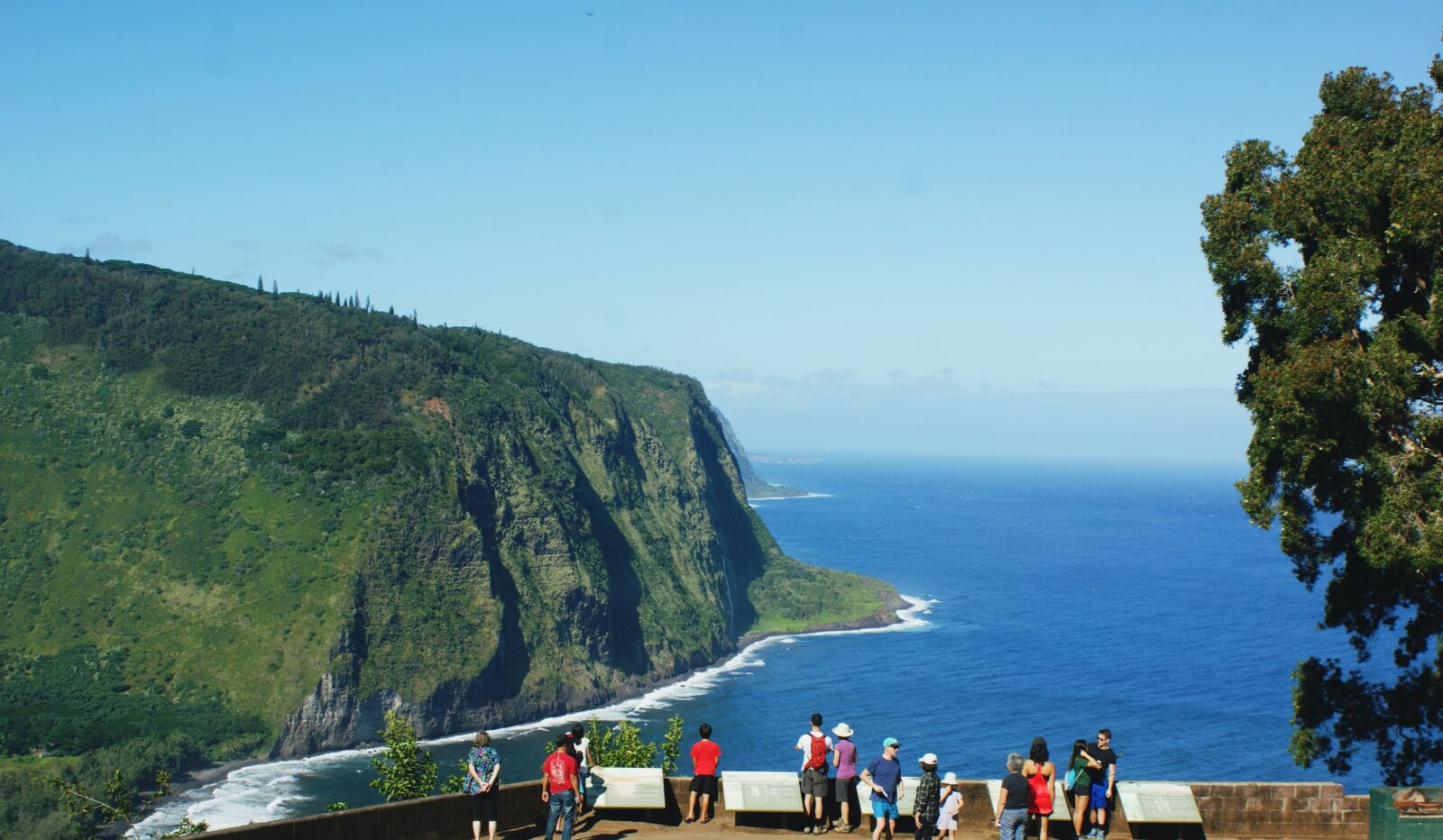 Sony Alpha DSLR-A350 sample photo. Waipio valley, valley, tourists photography
