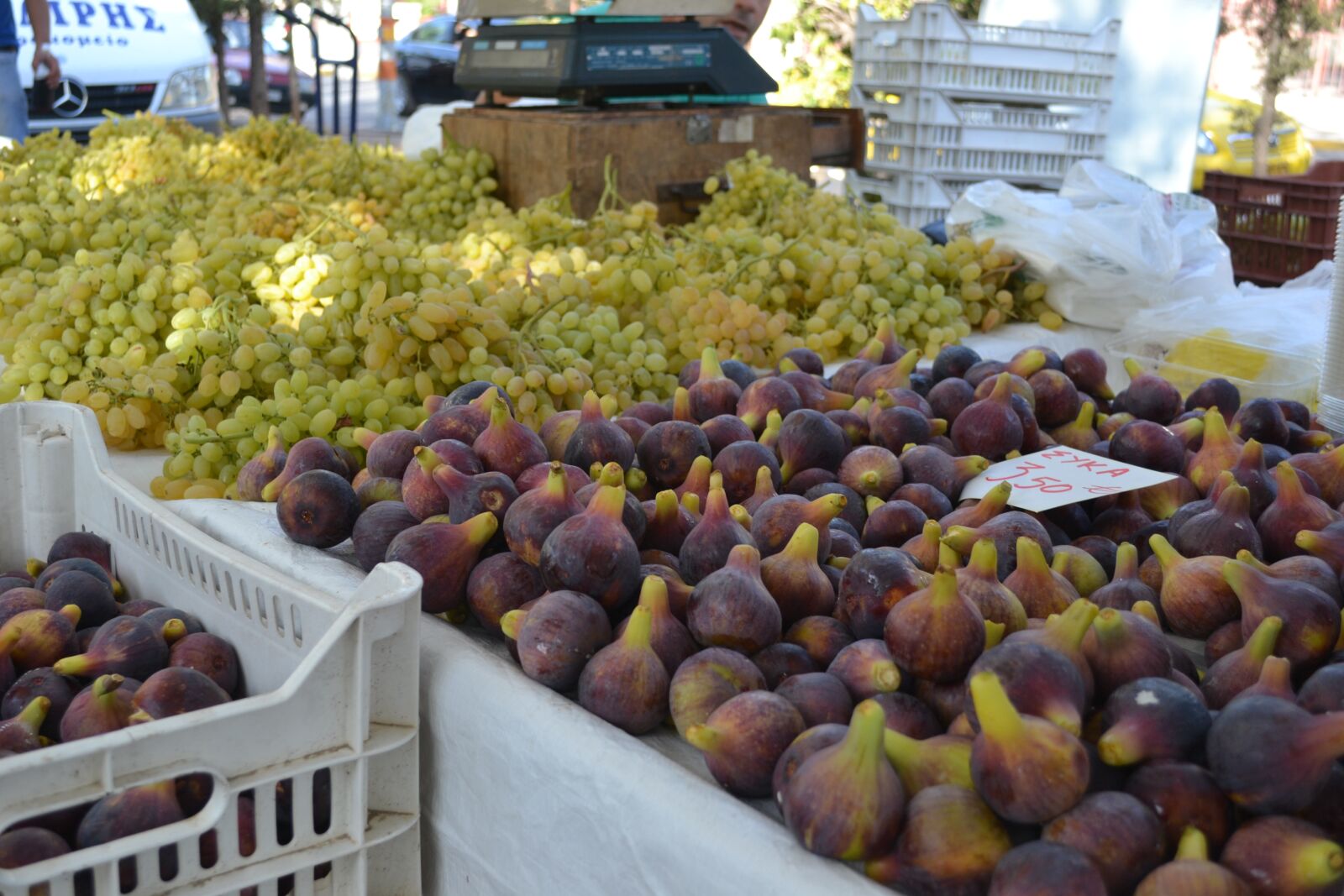 Nikon D3100 sample photo. Figs, grapes, a farmer's photography
