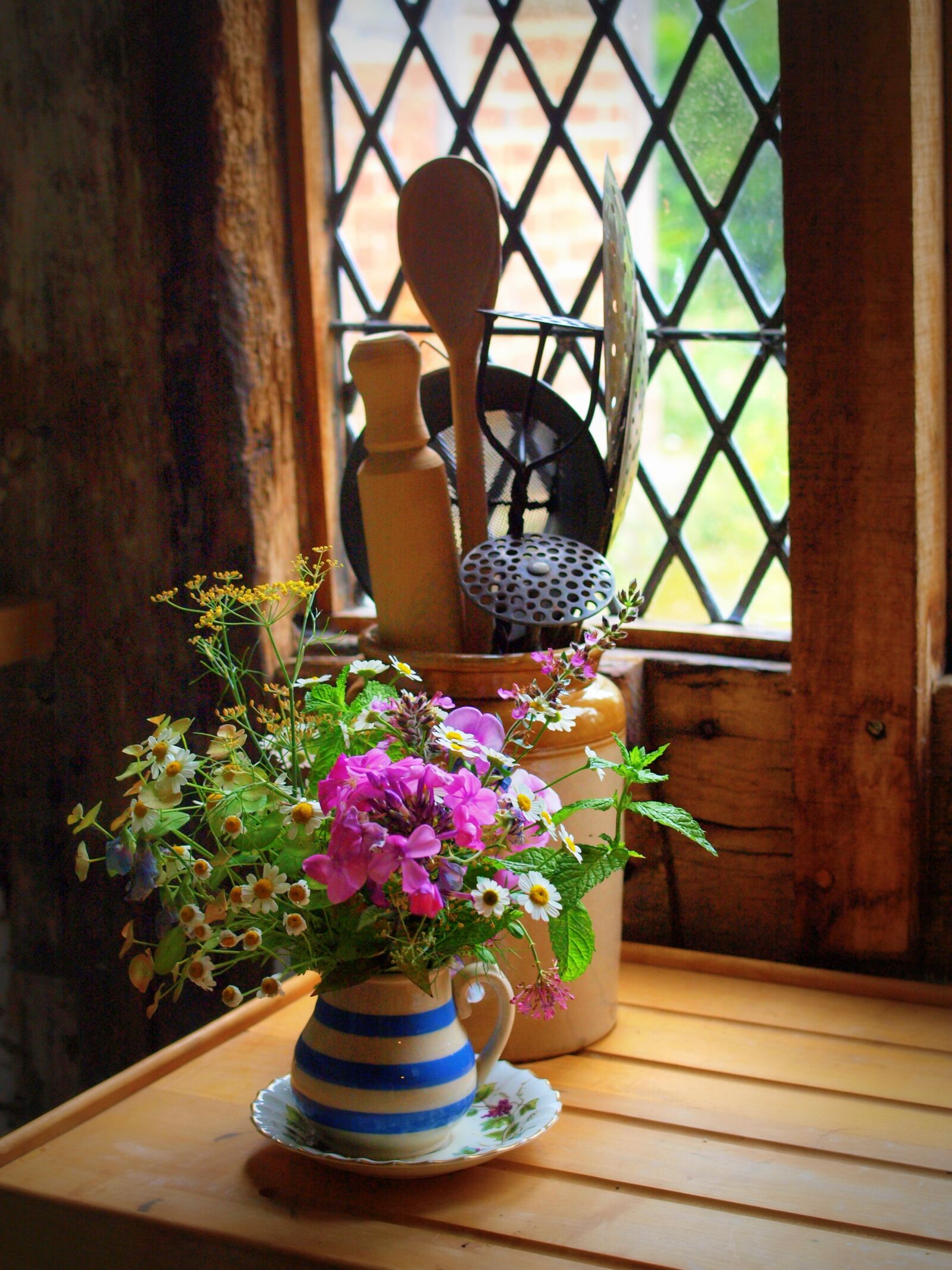 Olympus E-520 (EVOLT E-520) sample photo. Still life, vase, vintage photography