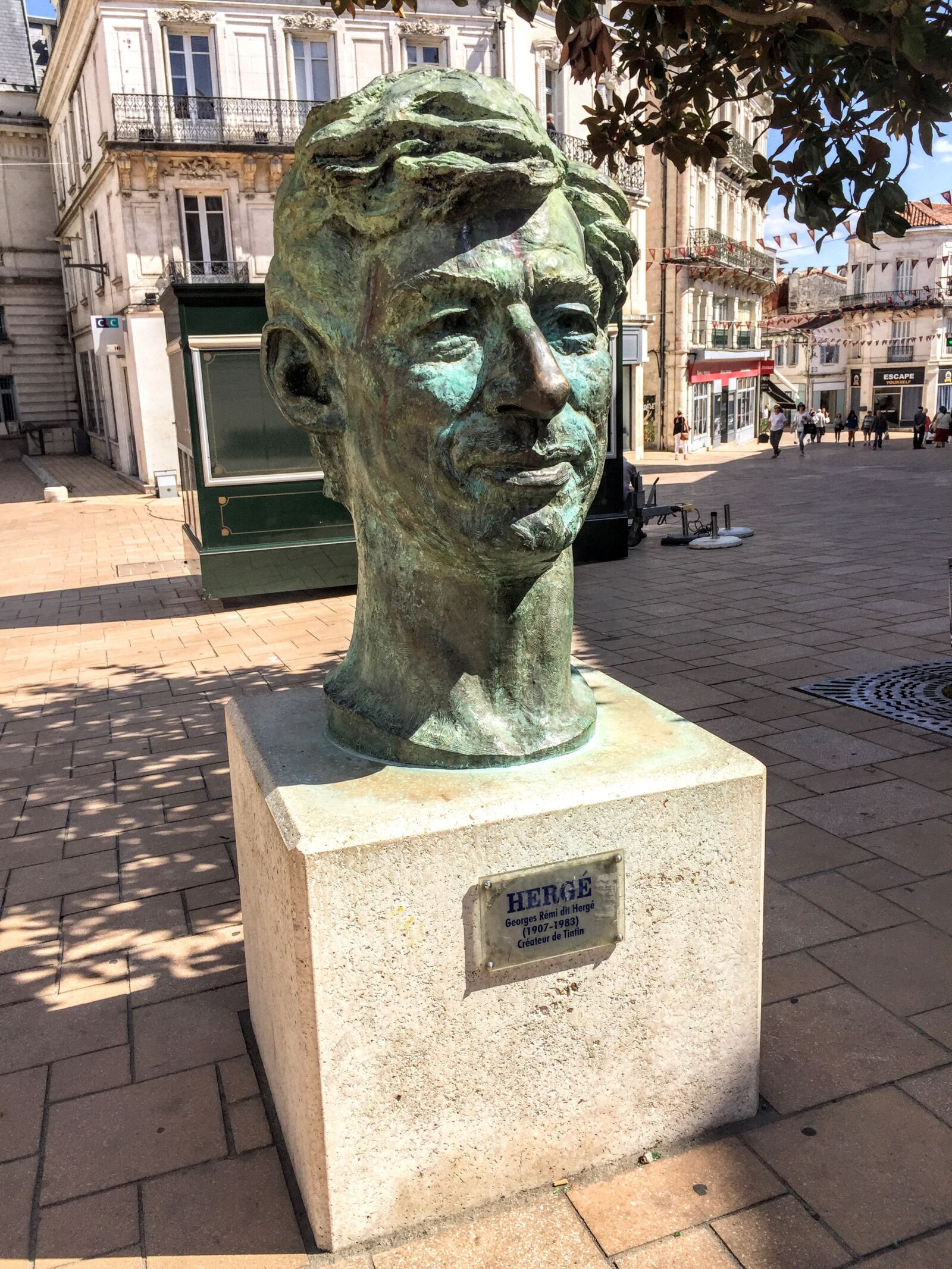 iPhone 6 Plus back camera 4.15mm f/2.2 sample photo. Sculpture, hergé, statue photography