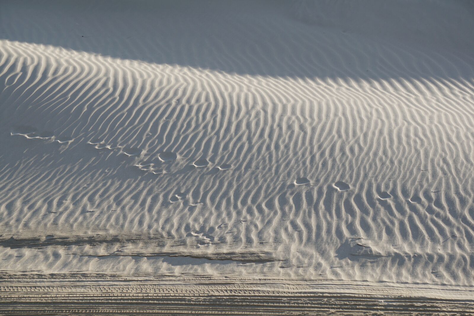 Sony E 55-210mm F4.5-6.3 OSS sample photo. Sand, stripe, beach photography