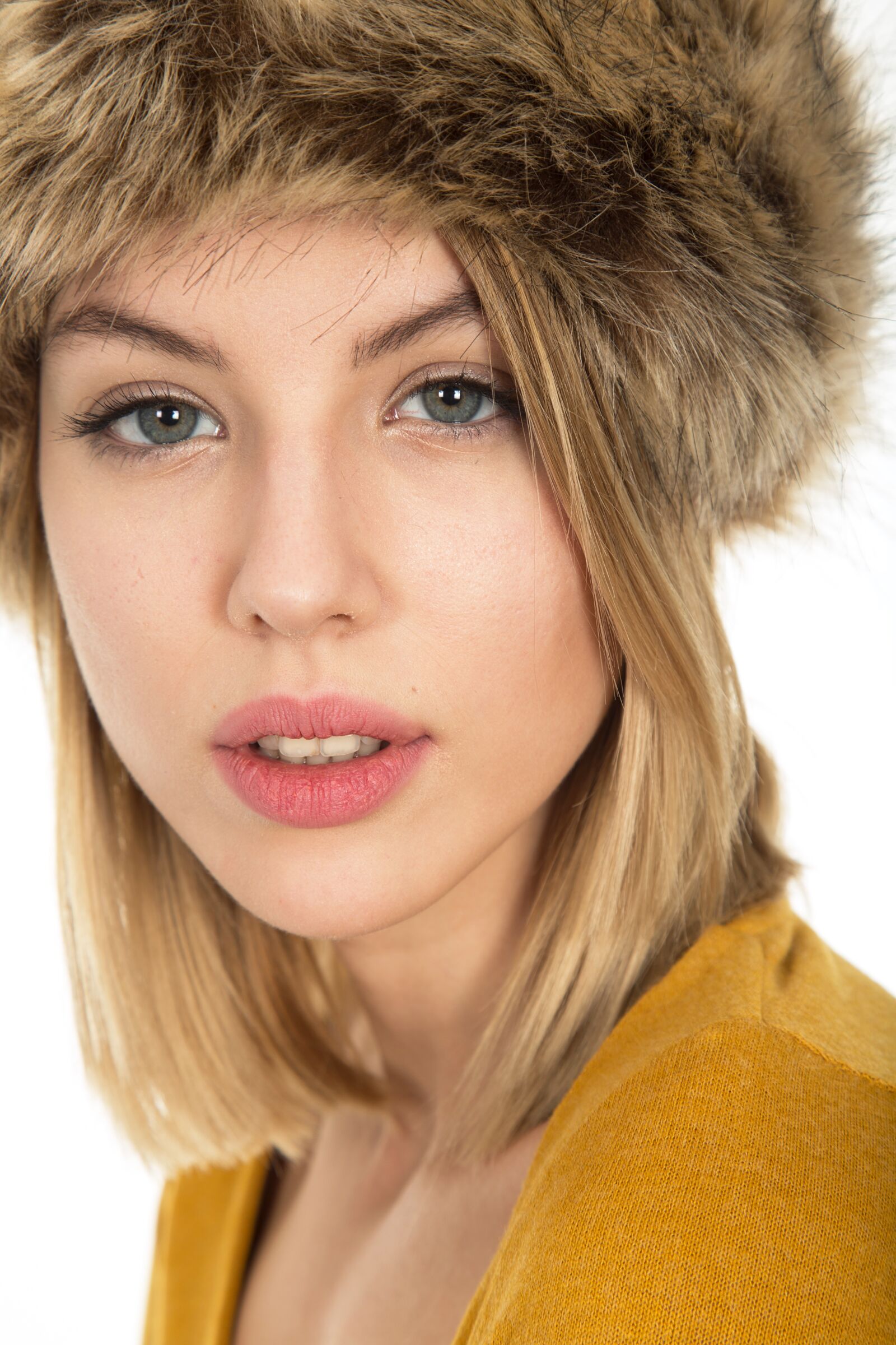Canon EOS 6D + Canon EF 24-105mm F4L IS USM sample photo. Hat, fur leather, lip photography