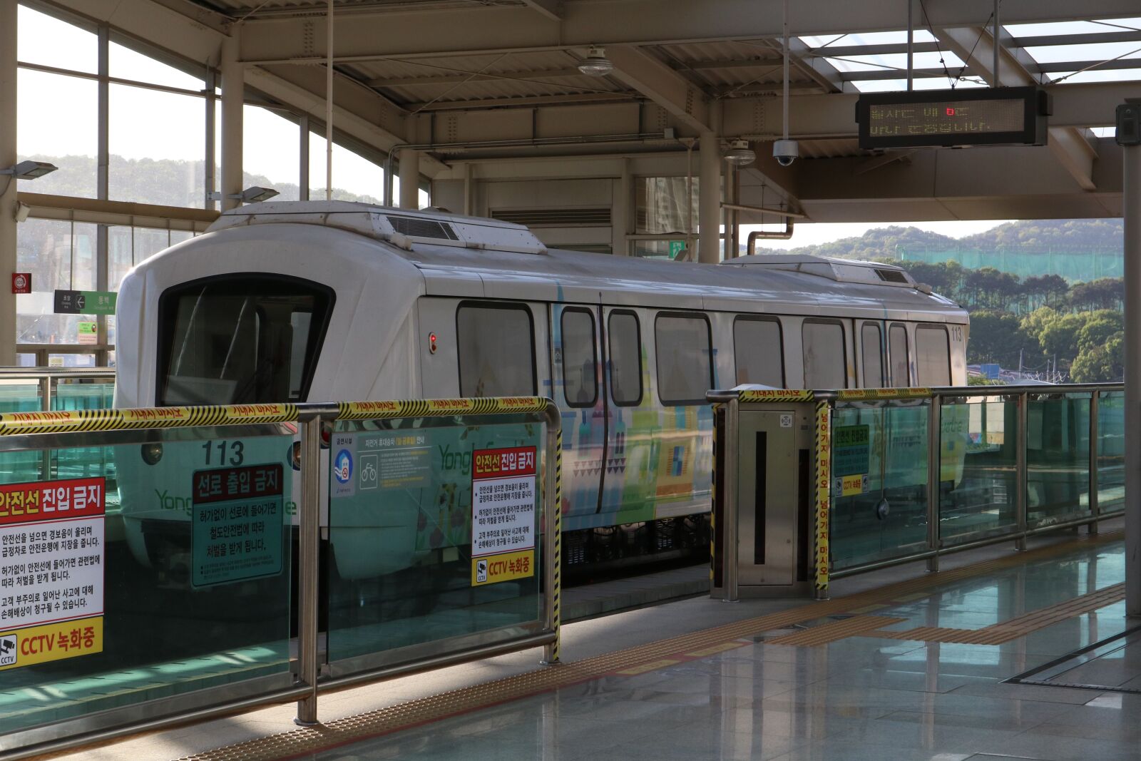 Canon EOS 750D (EOS Rebel T6i / EOS Kiss X8i) sample photo. Subway, entrance, south korea photography