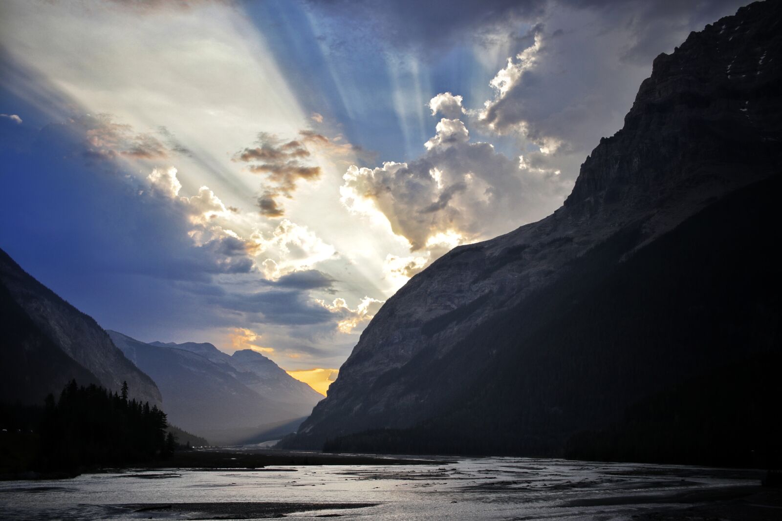 Canon EF-S 24mm F2.8 STM sample photo. Sunbeam, lake, mountains photography