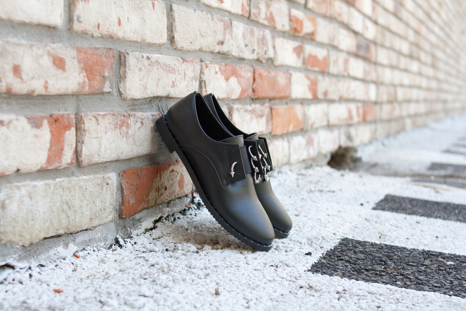 Canon EOS 1000D (EOS Digital Rebel XS / EOS Kiss F) sample photo. Women's shoes, shoes, brick photography