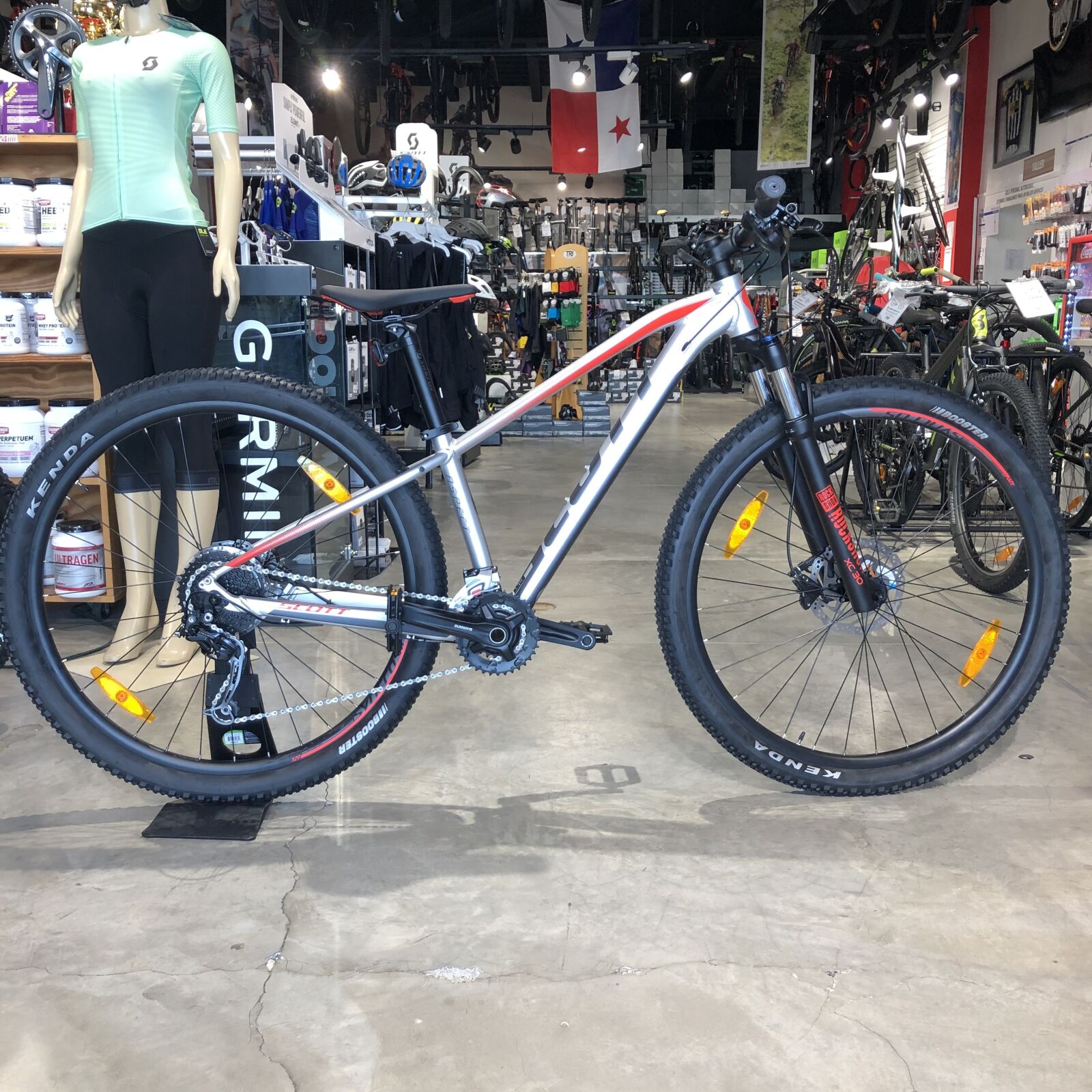 iPhone X back dual camera 4mm f/1.8 sample photo. Bicycle, store, mtb photography