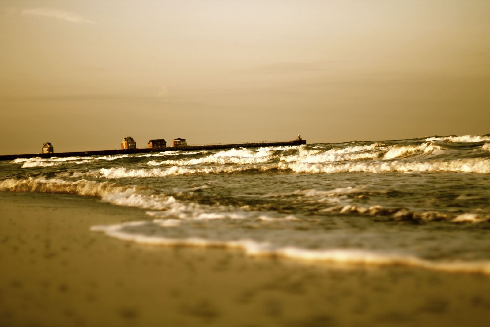 Canon EOS 1100D (EOS Rebel T3 / EOS Kiss X50) + Canon EF 50mm F1.8 II sample photo. Waters, sunset, beach photography