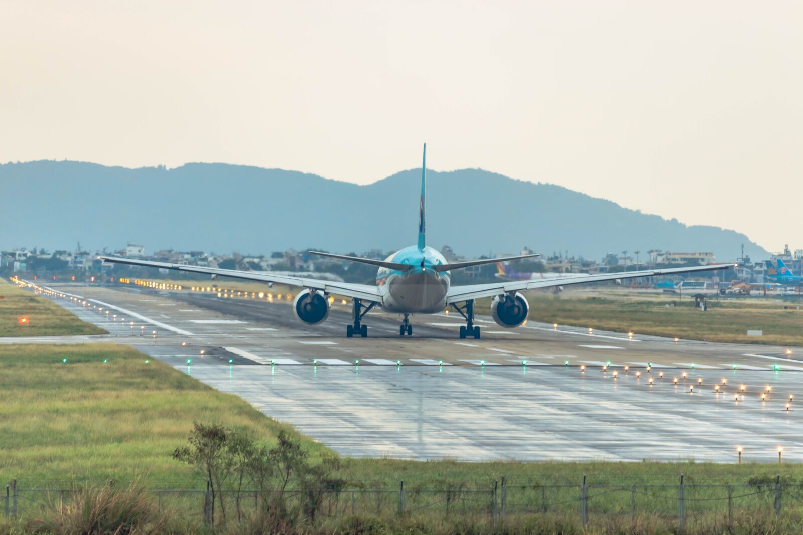 Canon EF-S 55-250mm F4-5.6 IS STM sample photo. Airplane takeoff, beautiful plane photography