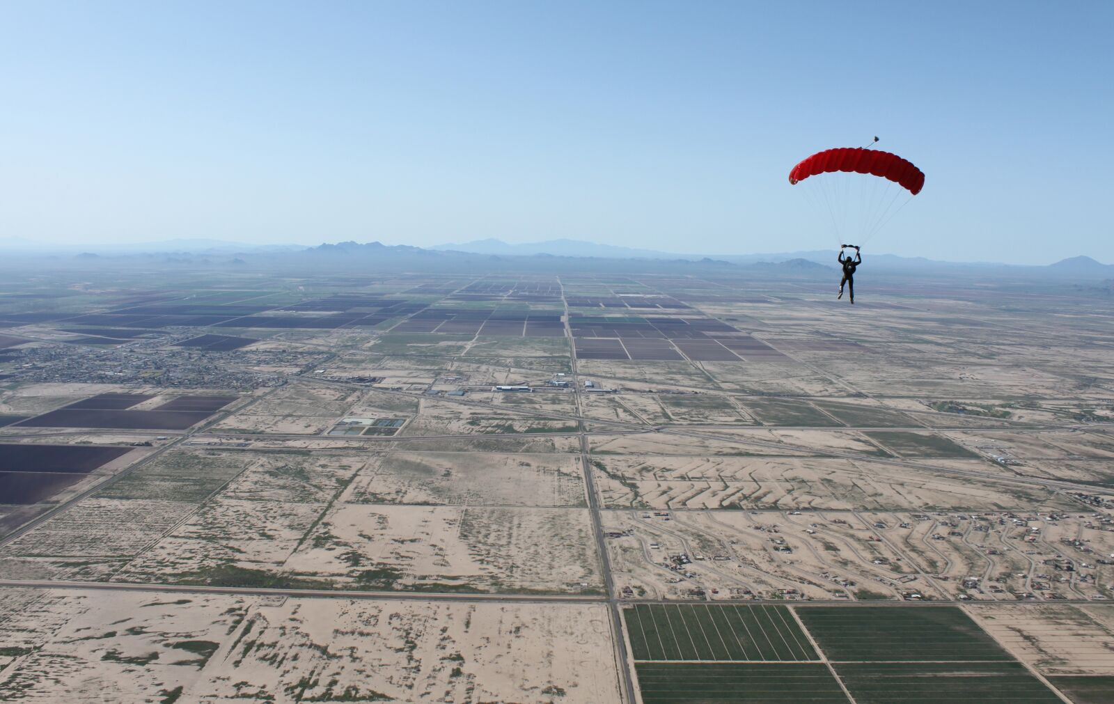 Canon EOS 500D (EOS Rebel T1i / EOS Kiss X3) sample photo. Skydive, parachute, desert photography