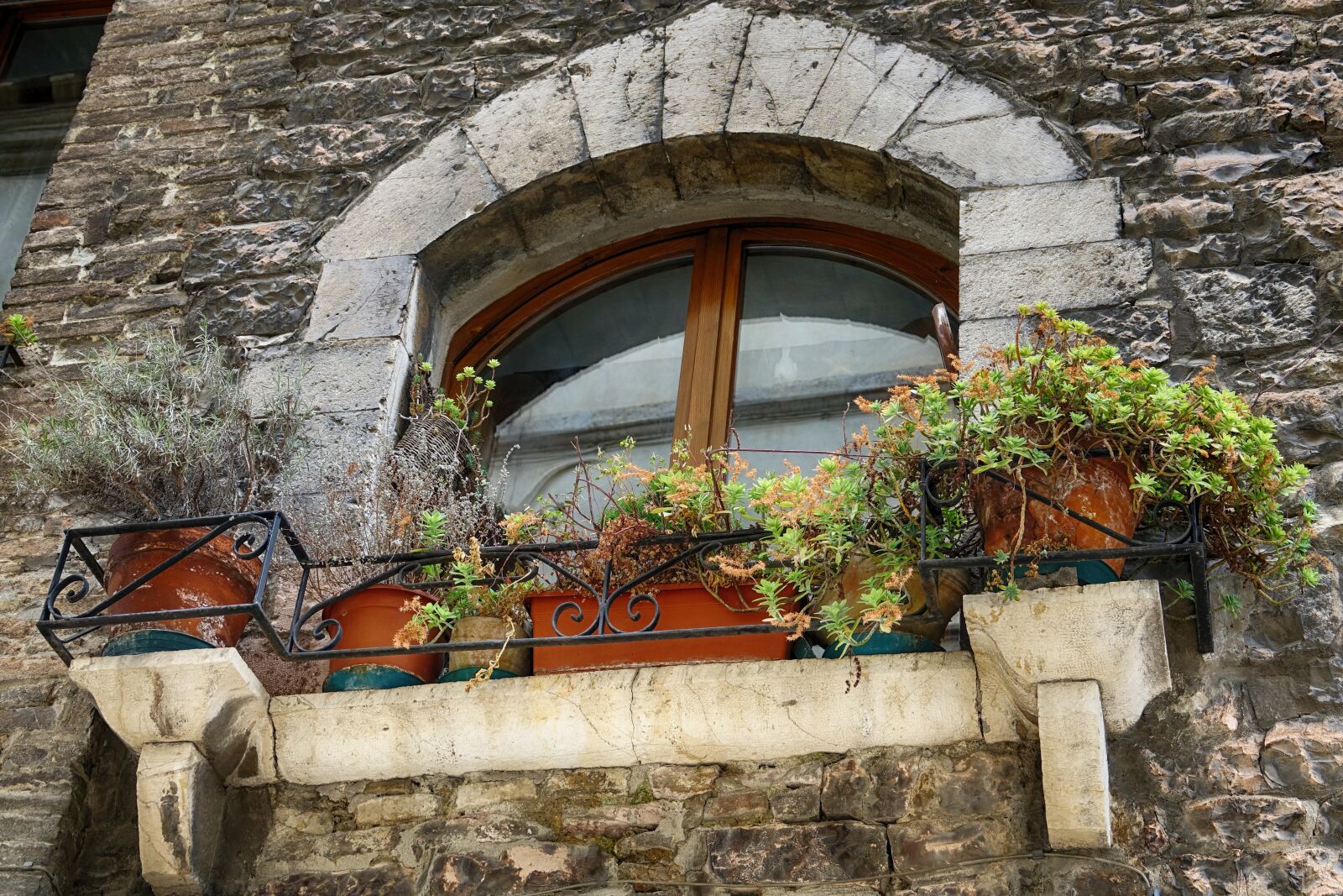 Sony Cyber-shot DSC-RX10 III sample photo. Italy, tuscany, window photography