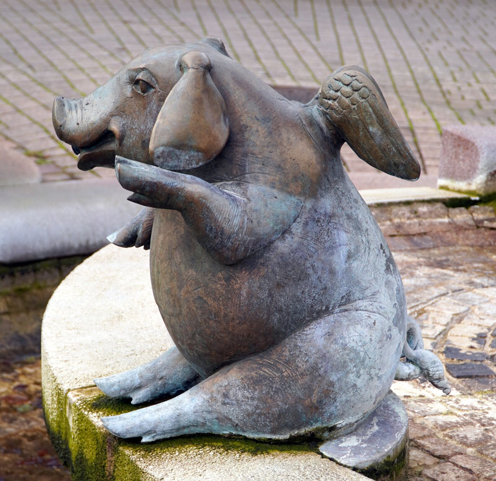 Sony E PZ 18-105mm F4 G OSS sample photo. Pig, sculpture, bronze photography