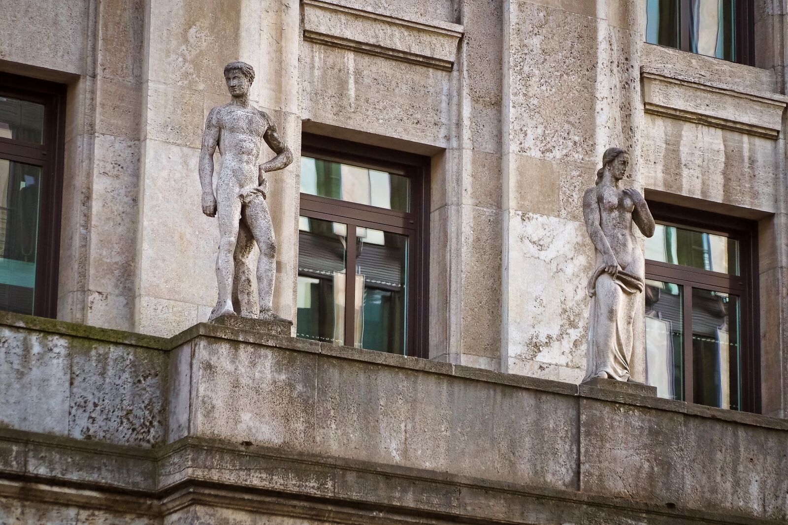 Olympus OM-D E-M10 sample photo. Facade, statue, sculpture photography