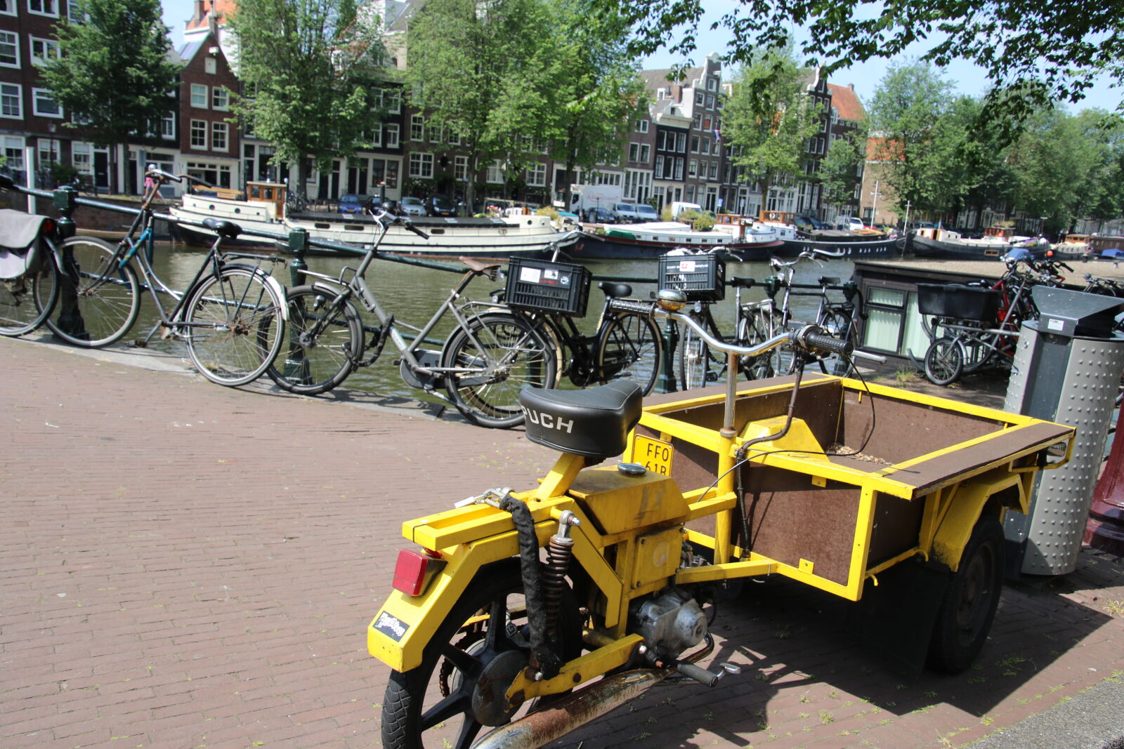 Canon EOS 7D Mark II sample photo. Bicycle, bike, dutch, houses photography