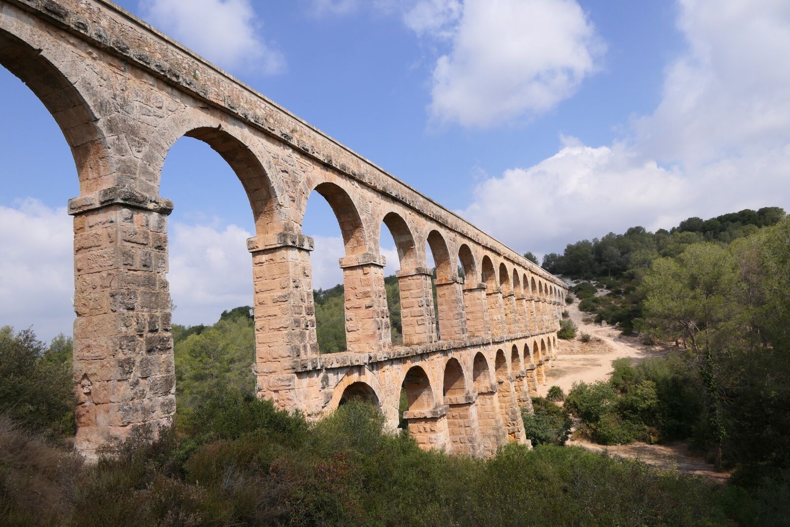 Panasonic Lumix DMC-FZ2500 (Lumix DMC-FZ2000) sample photo. Aqueduct, of, tarragona photography