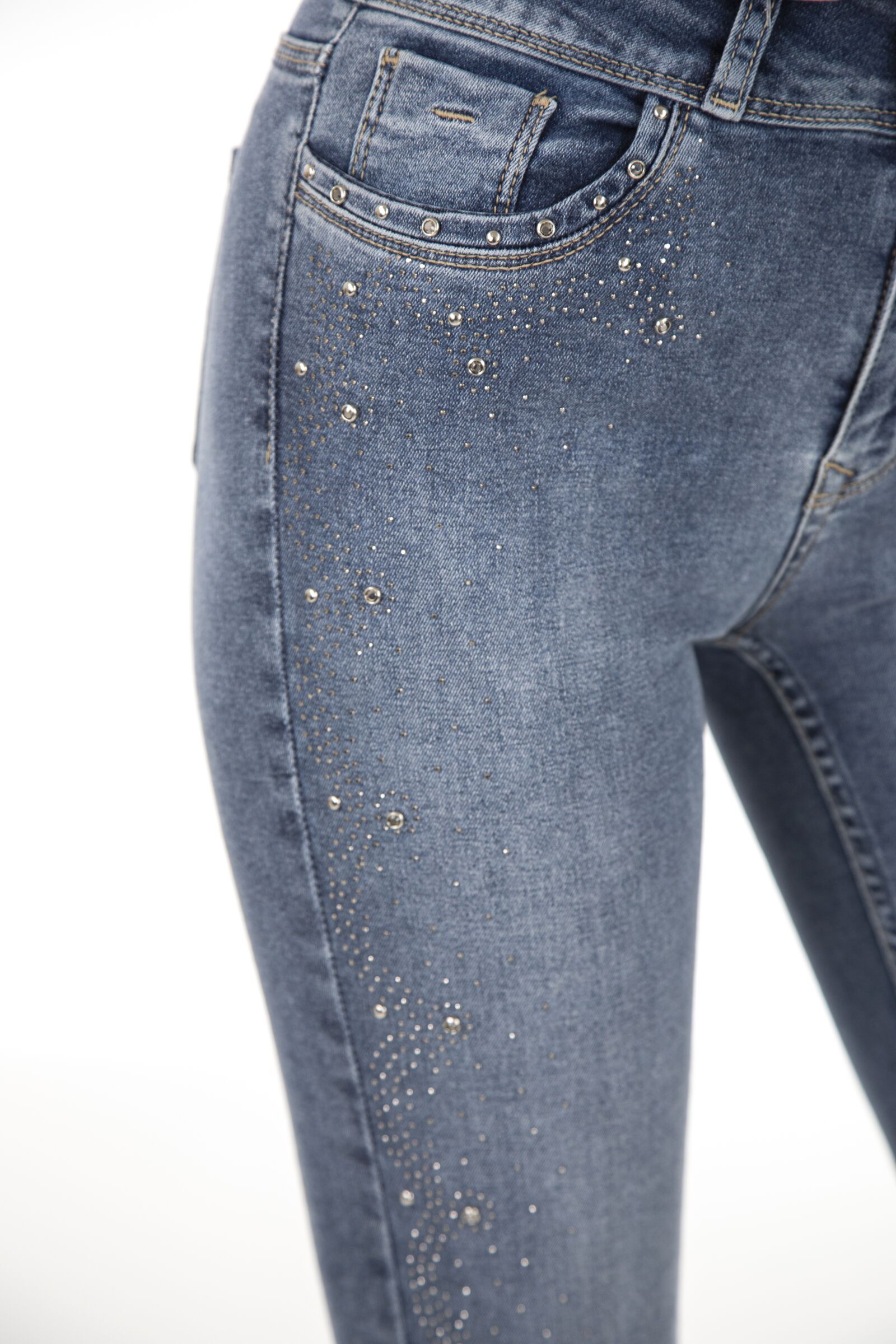 Canon EOS 5D Mark IV sample photo. Denim, pants, fashion photography