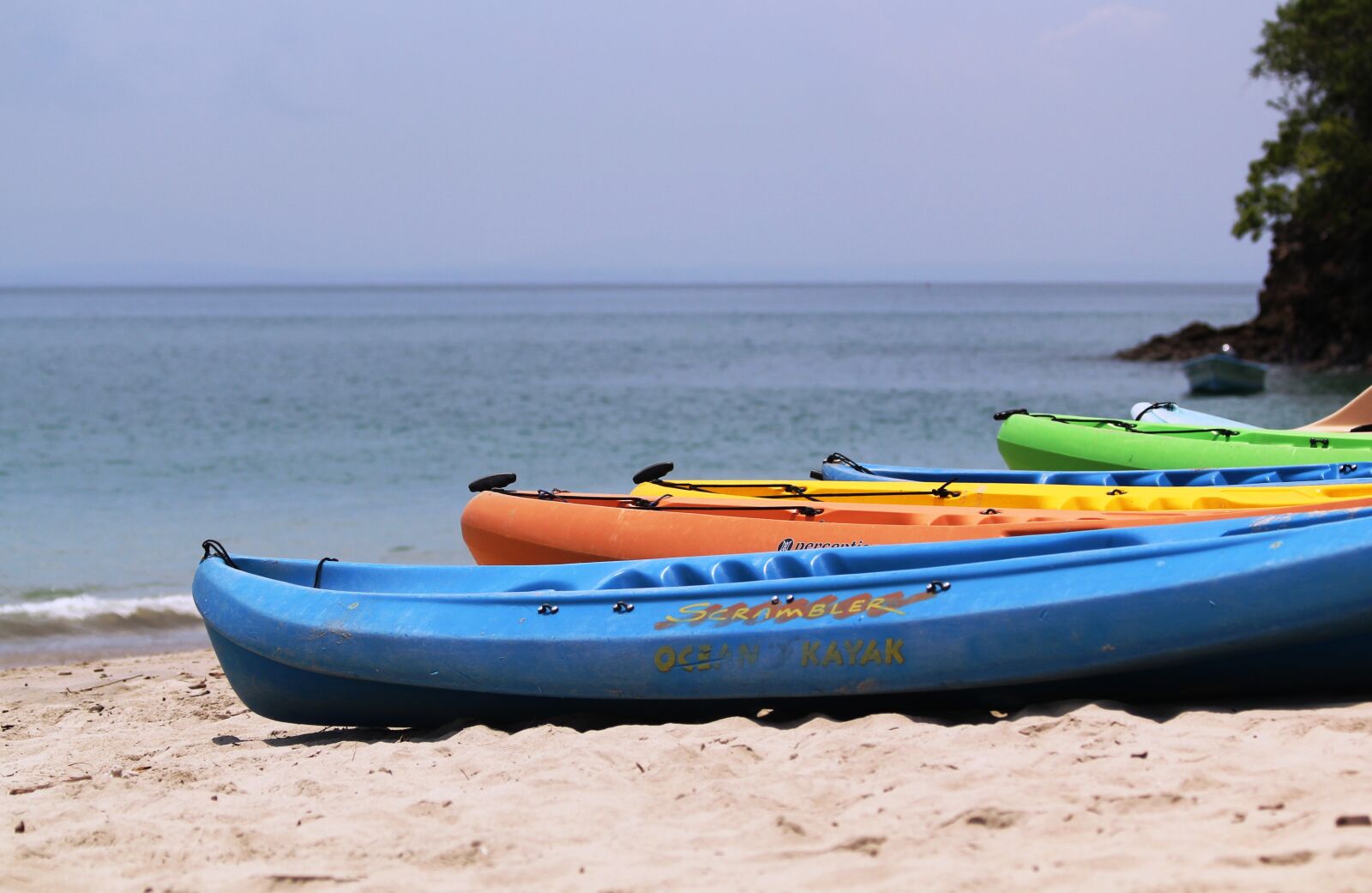 Canon EOS 550D (EOS Rebel T2i / EOS Kiss X4) sample photo. Costa rica, kayaks, sea photography