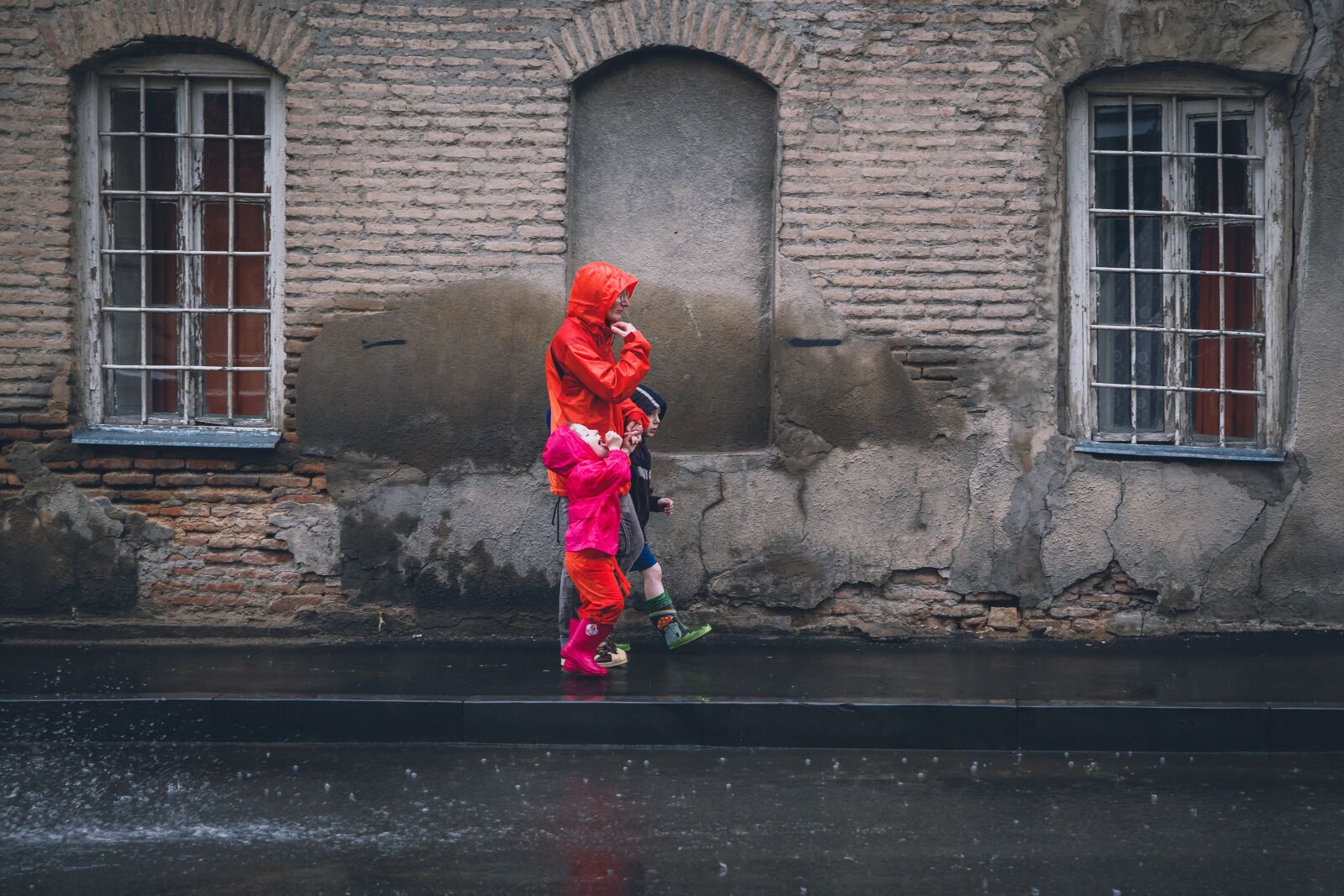 Canon EF 24-70mm F2.8L II USM sample photo. Rain, raincoat, portrait photography