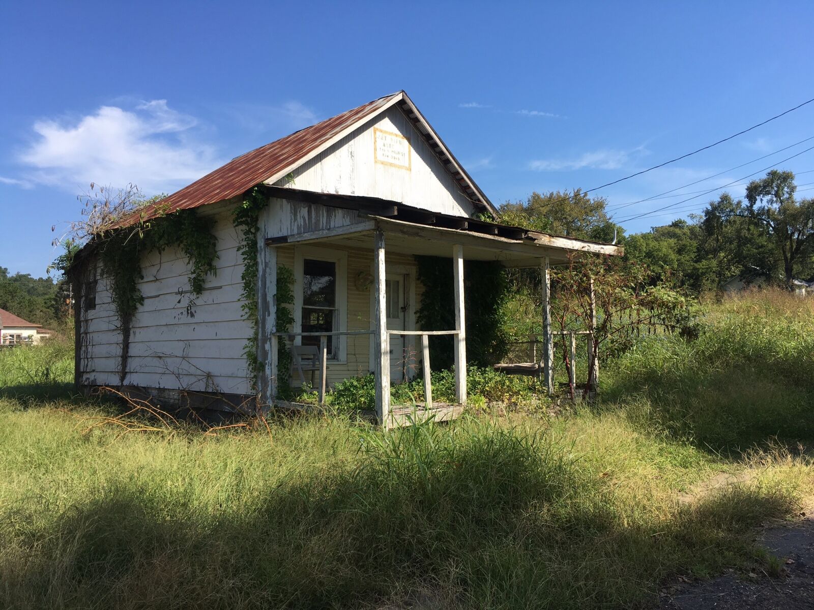 iPhone SE back camera 4.15mm f/2.2 sample photo. Old building, architecture, old photography