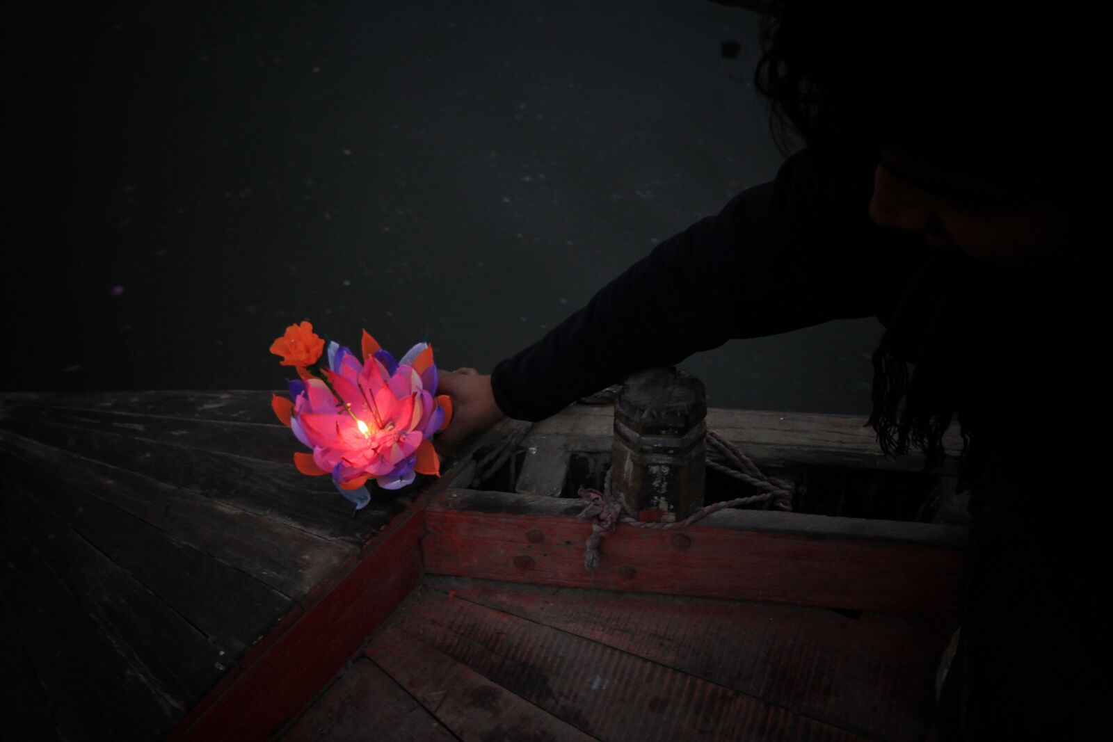 Canon EOS 500D (EOS Rebel T1i / EOS Kiss X3) sample photo. Pray, flower, boat photography