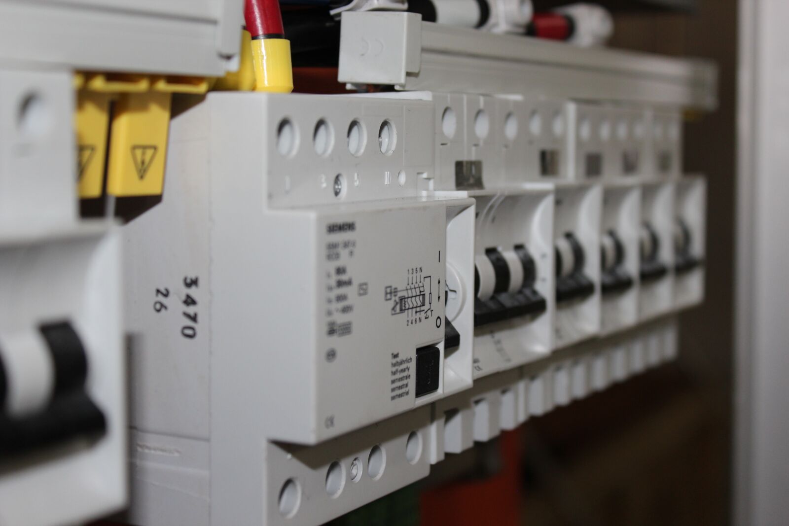 Canon EOS 600D (Rebel EOS T3i / EOS Kiss X5) sample photo. Electricity, industria, electric current photography
