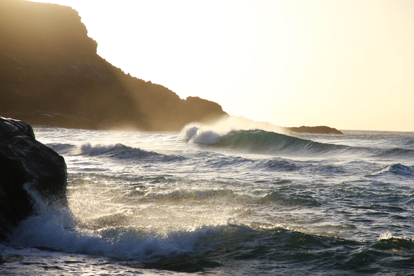 Canon EOS 550D (EOS Rebel T2i / EOS Kiss X4) sample photo. Sunset, sun, rocks, waves photography