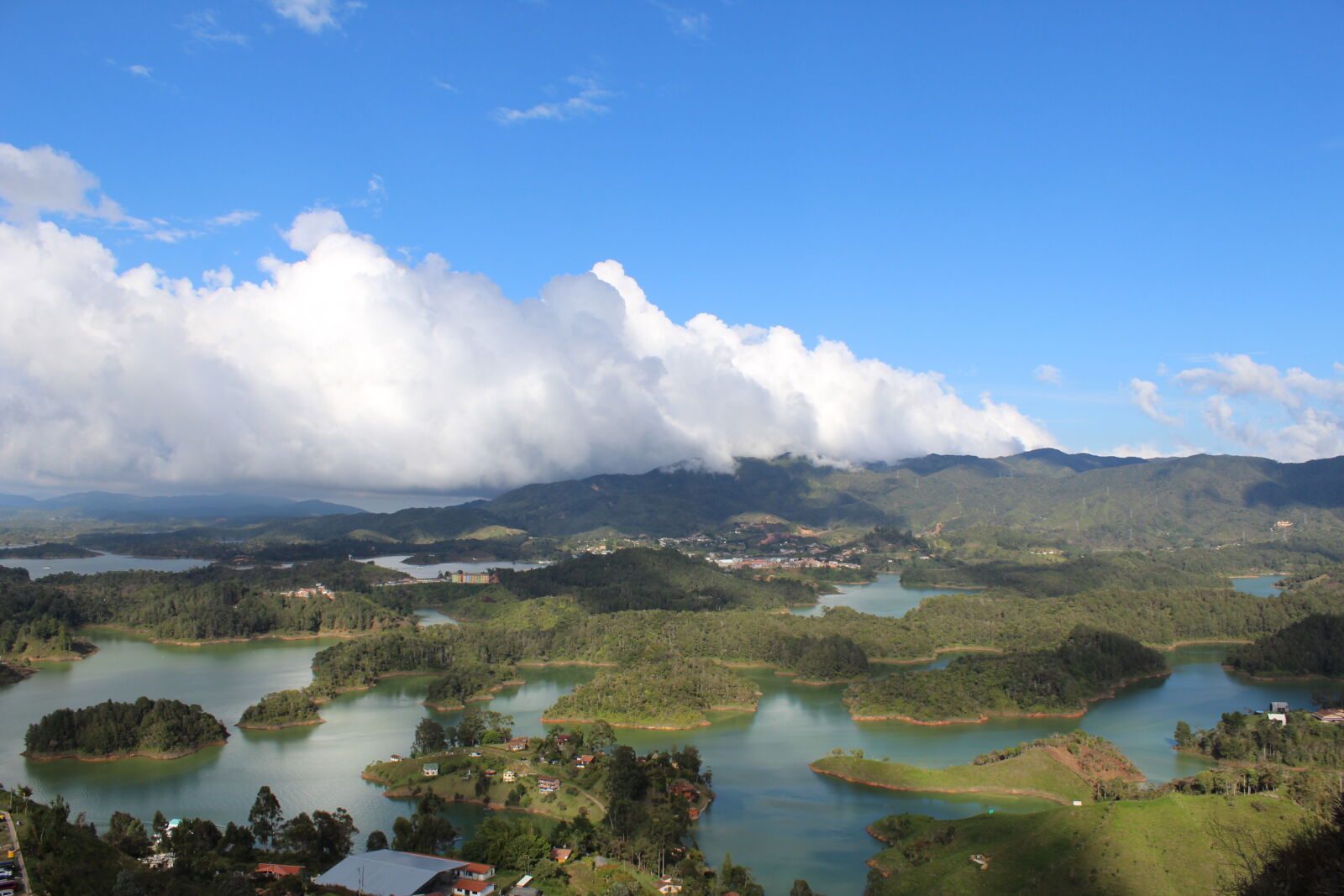 Canon EOS 1300D (EOS Rebel T6 / EOS Kiss X80) sample photo. Blue, sky, clouds, guatape photography