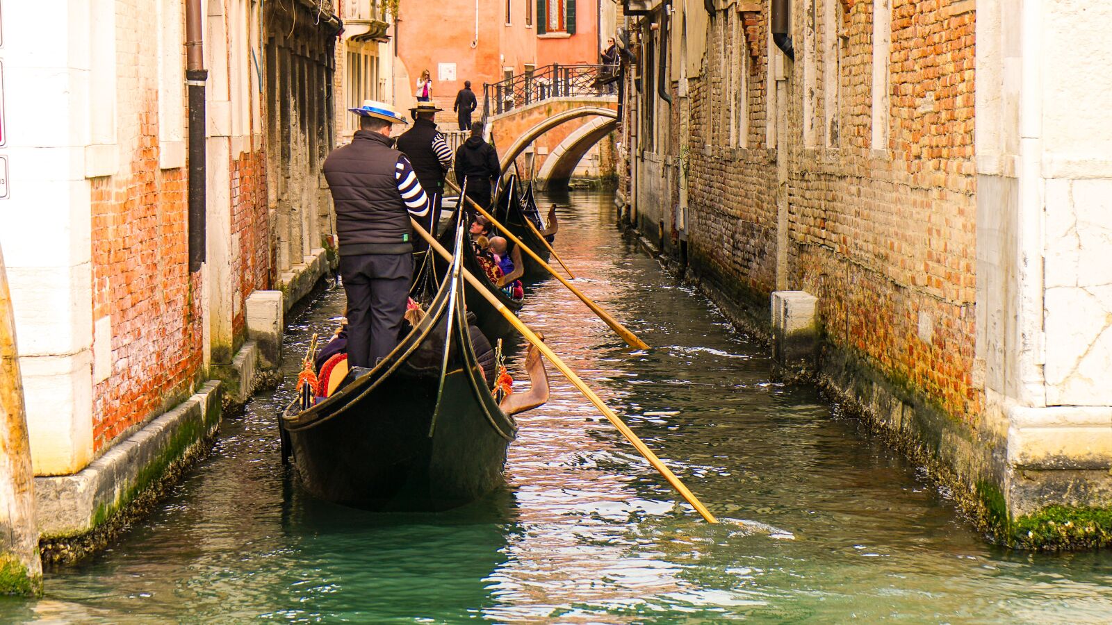 Sony a6500 + Sony Vario-Tessar T* E 16-70mm F4 ZA OSS sample photo. Gondolas, venice, channel photography