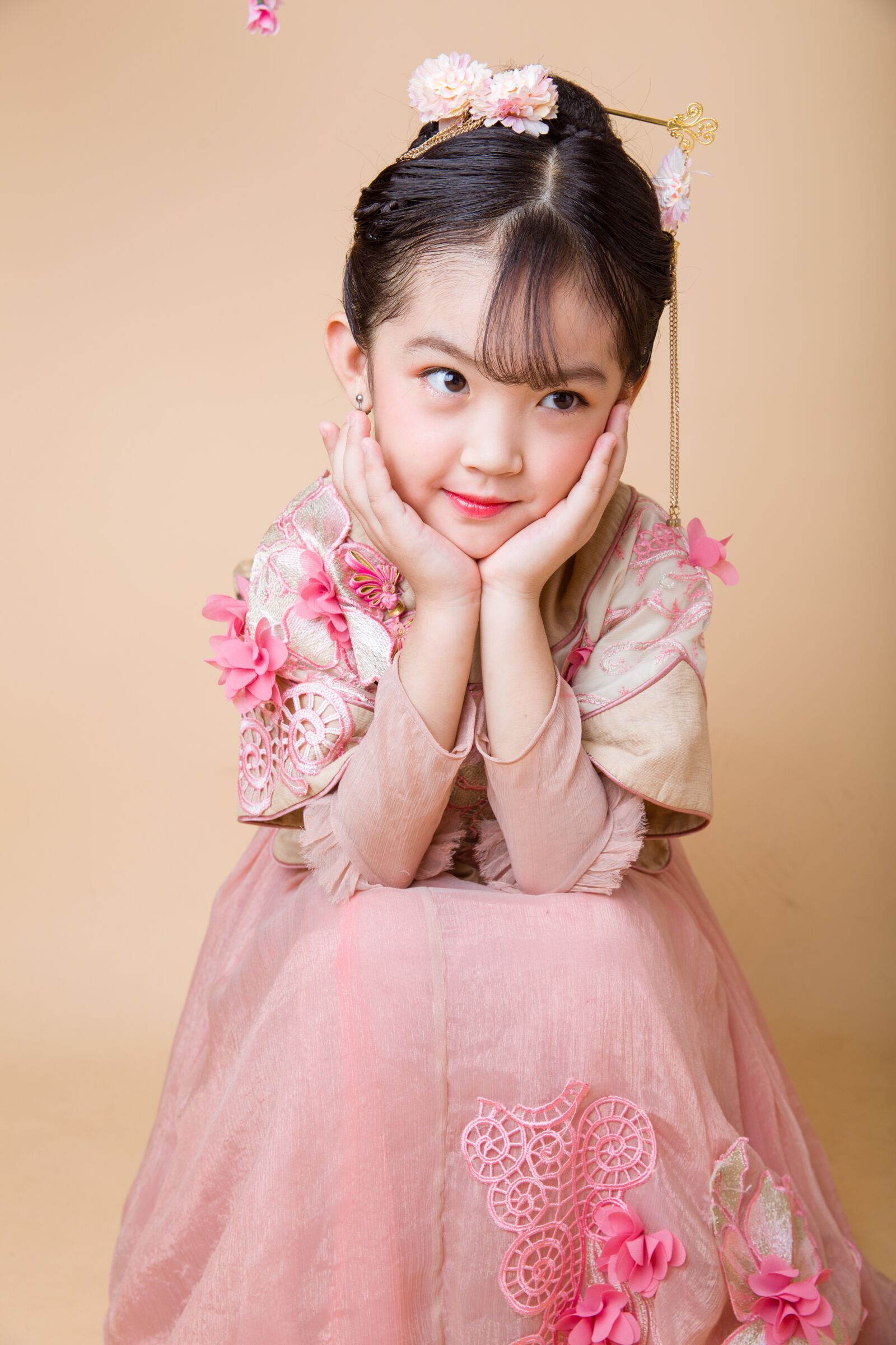 Canon EF 24-70mm F2.8L II USM sample photo. The little girl, cute photography