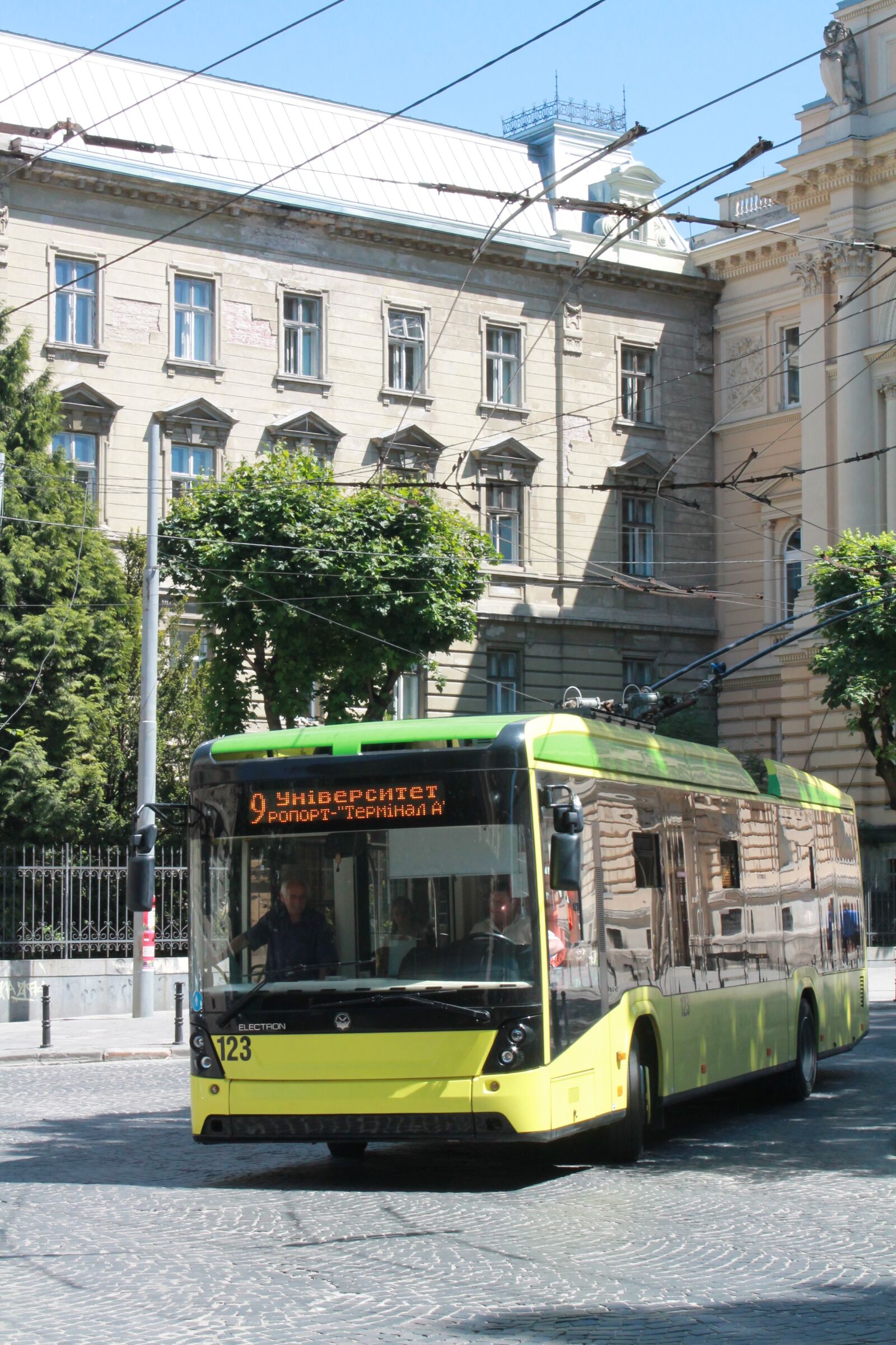 Canon EOS 1100D (EOS Rebel T3 / EOS Kiss X50) sample photo. Trolleybus, ukraine, lviv photography