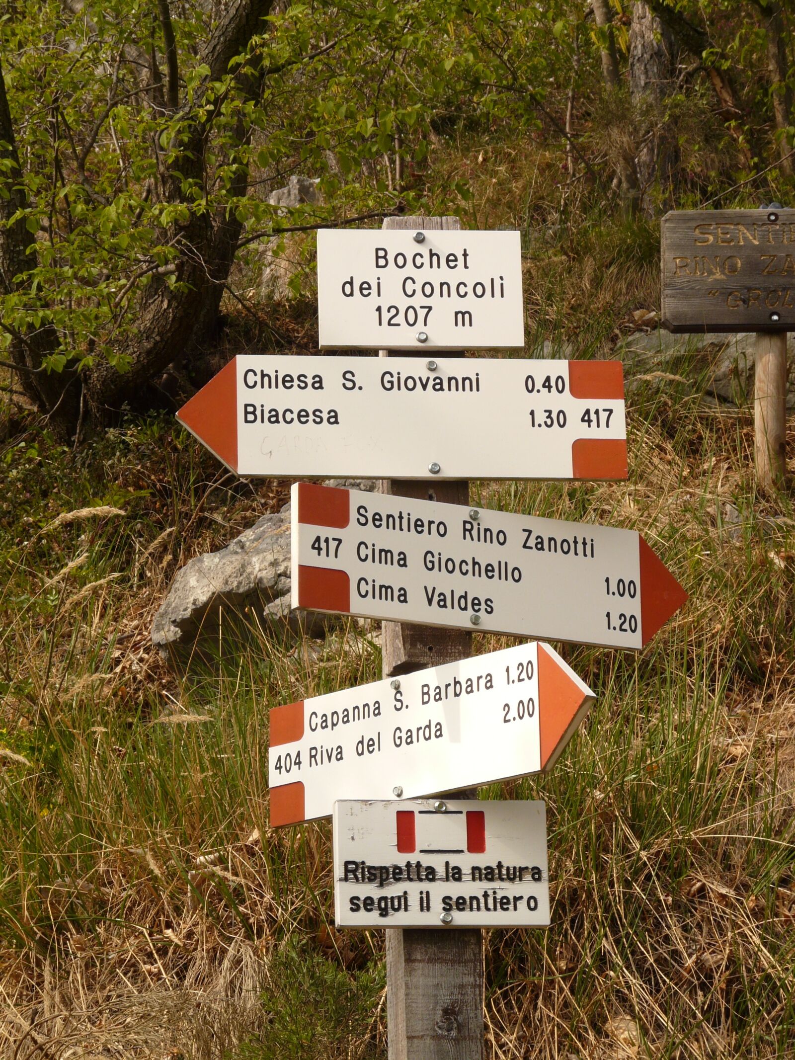 Panasonic DMC-FZ18 sample photo. Signs, signposts, directory photography