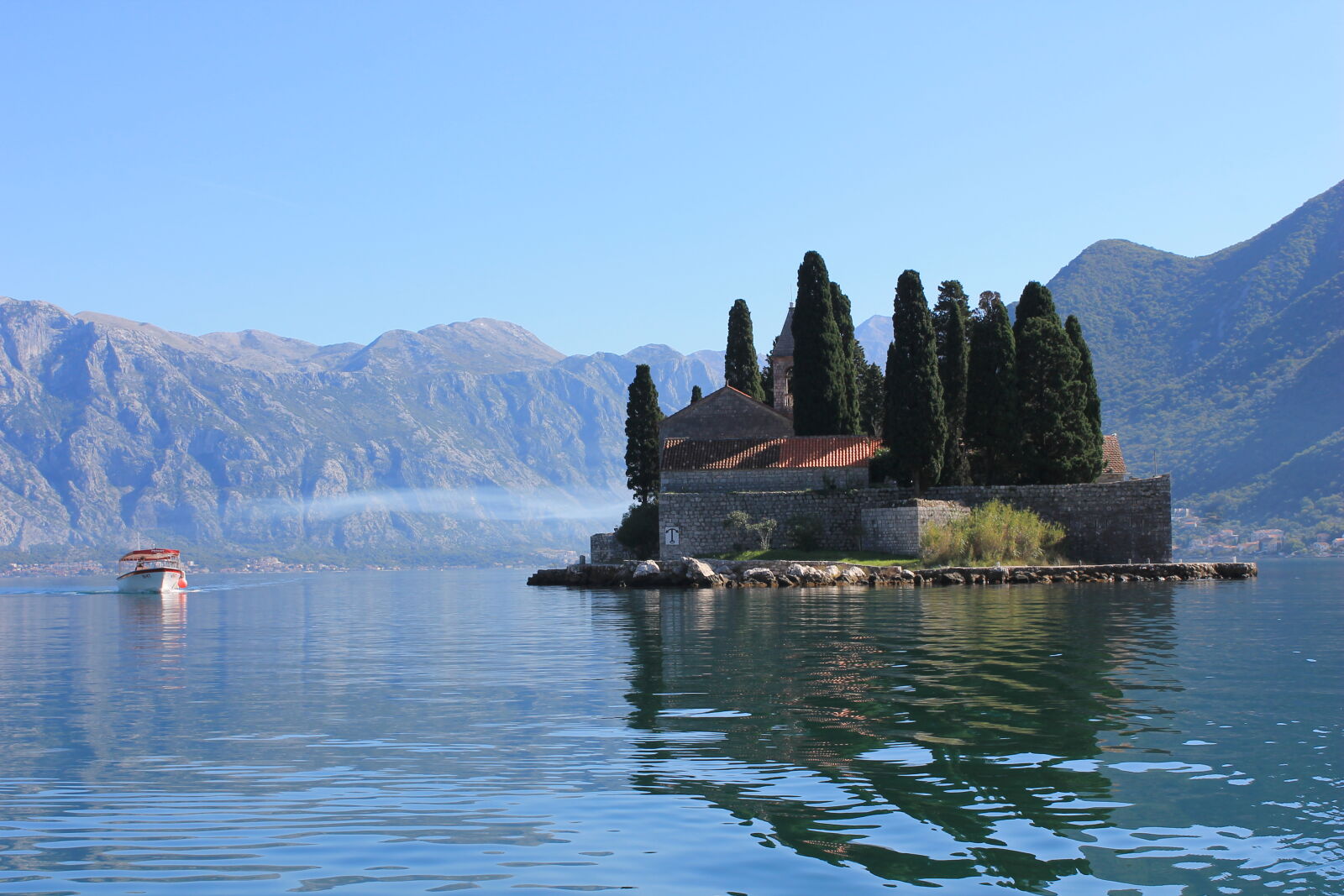 Canon EOS 1100D (EOS Rebel T3 / EOS Kiss X50) sample photo. Blue, boat, island, nature photography