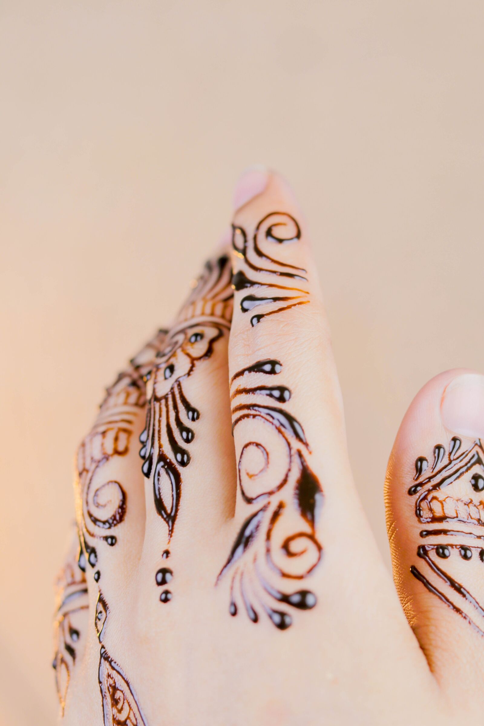 Canon EOS 80D + Canon EF 50mm F1.8 STM sample photo. Henna, hands, mehendi photography