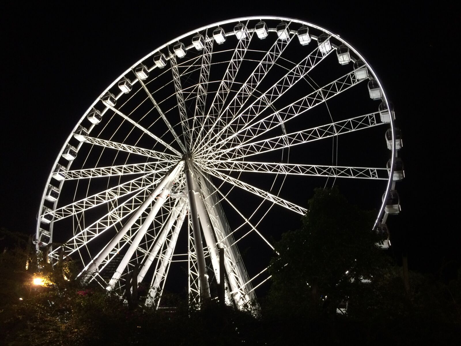iPhone 5s back camera 4.15mm f/2.2 sample photo. Wheel, night, lights photography
