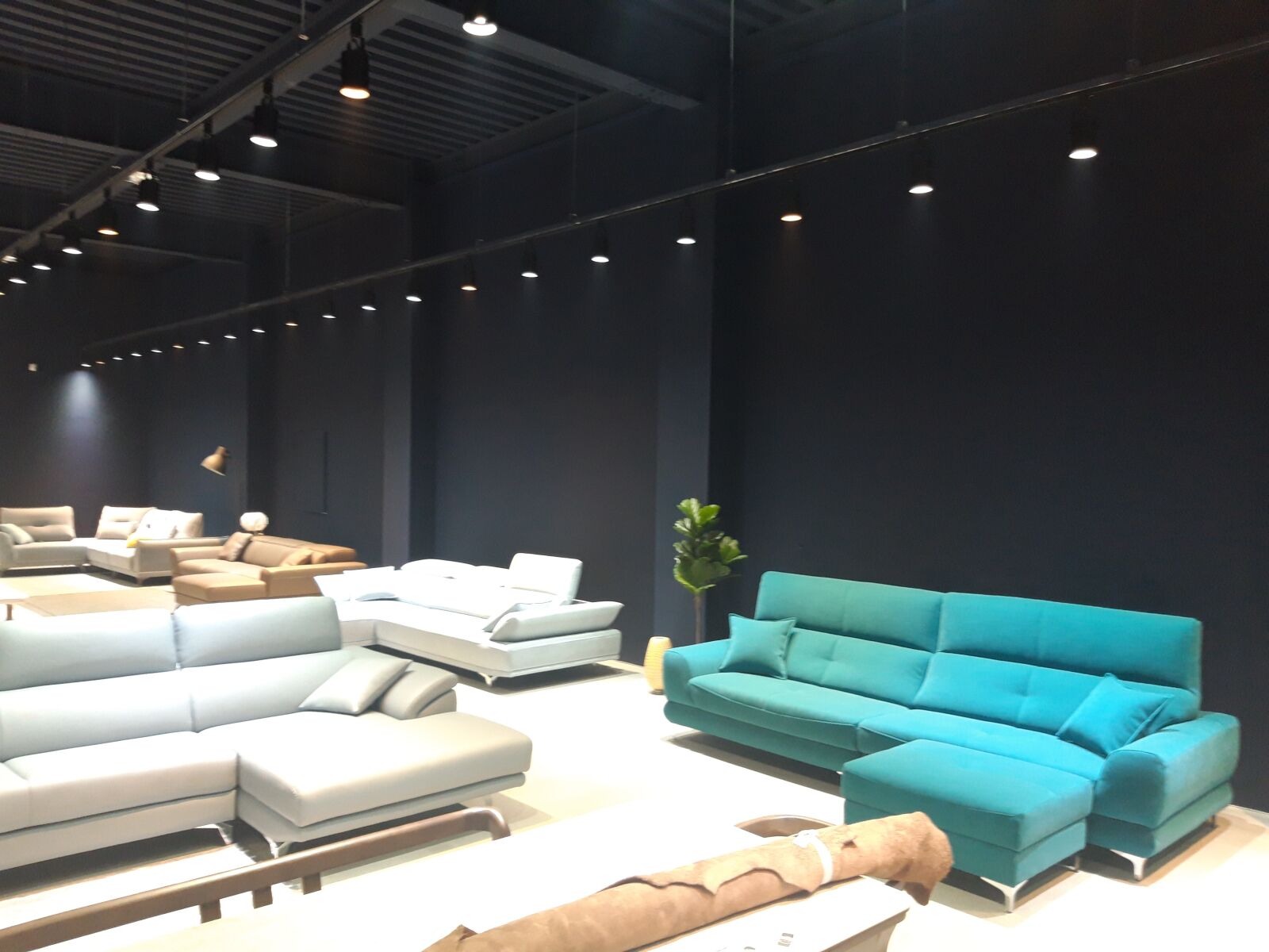 Samsung Galaxy A6 sample photo. Leather, sofa, display photography