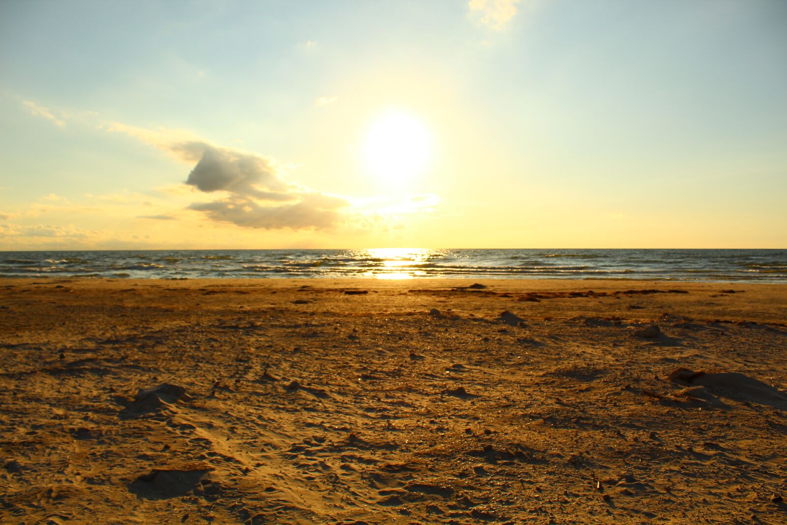 Canon EOS 4000D (EOS Rebel T100 / EOS 3000D) sample photo. The sun, beach, glow photography