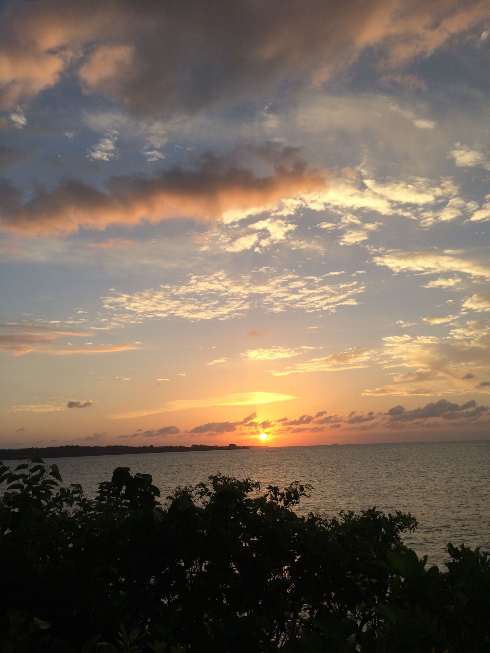 iPhone 5s back camera 4.15mm f/2.2 sample photo. Sunset, okinawa, sea photography