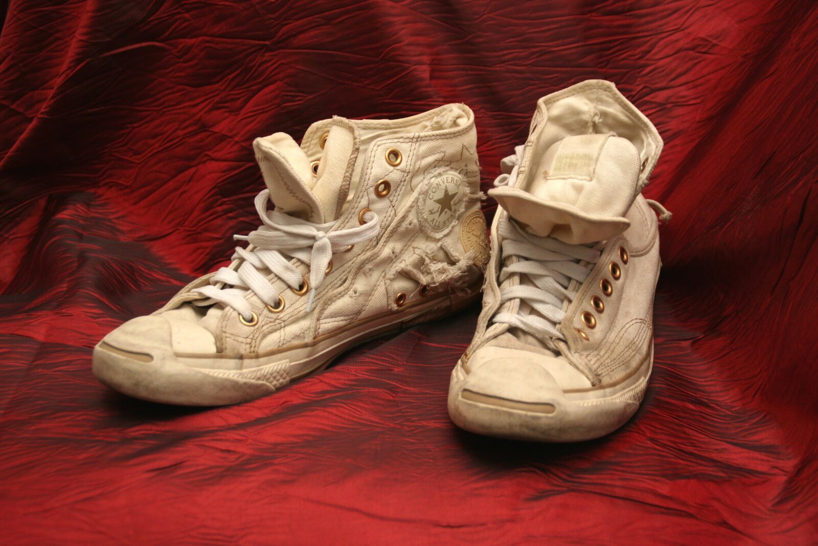 Canon EOS 350D (EOS Digital Rebel XT / EOS Kiss Digital N) sample photo. Old, converse, sneacers photography