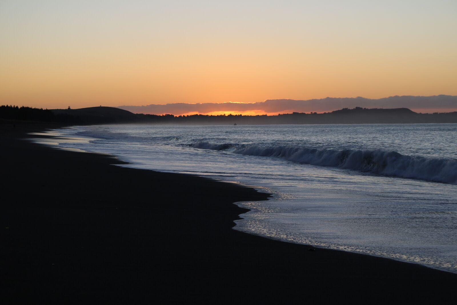 Canon EOS 750D (EOS Rebel T6i / EOS Kiss X8i) sample photo. Sunrise, sea, waves photography