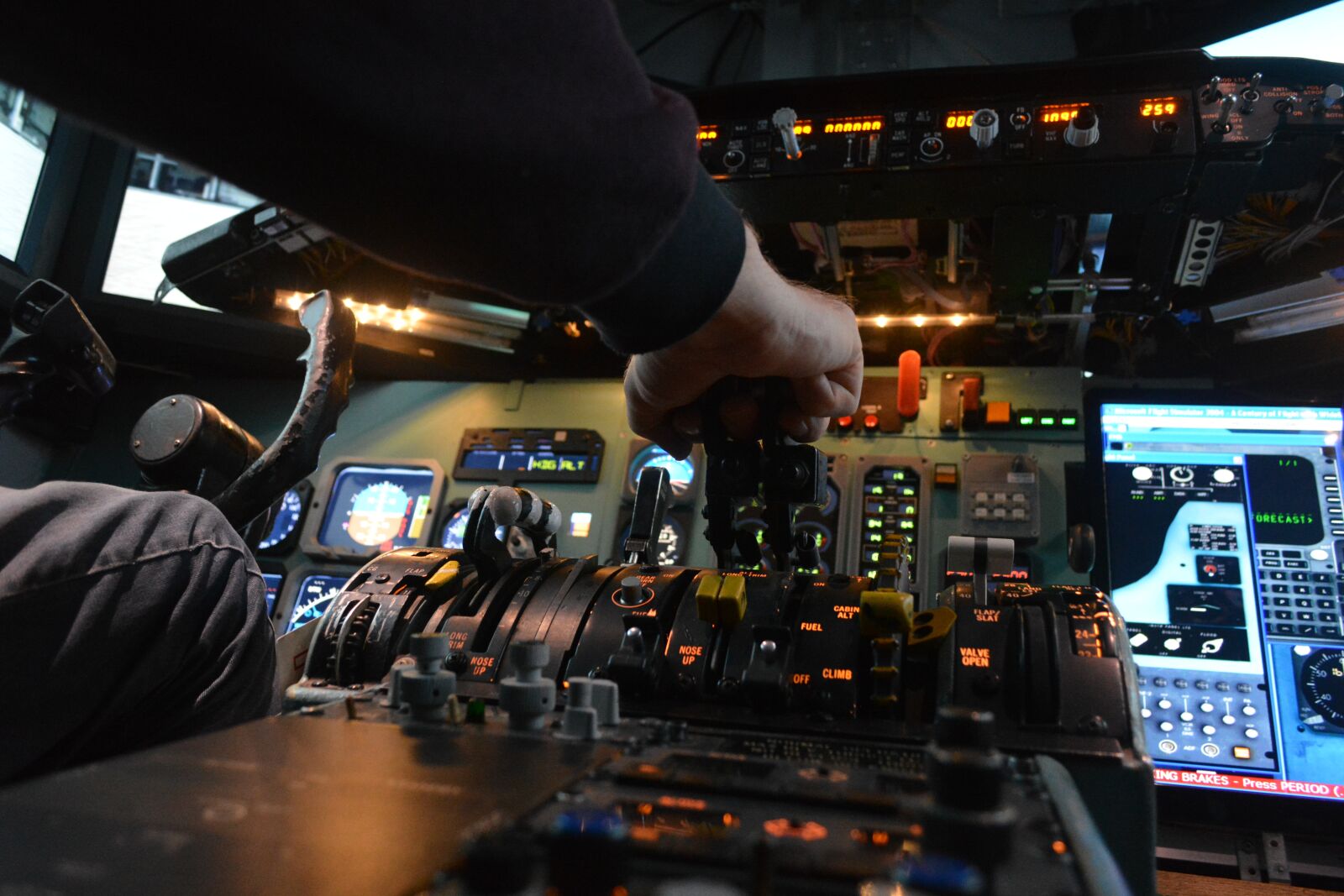 Nikon D5200 sample photo. Simulator, aviation, the md-80 photography