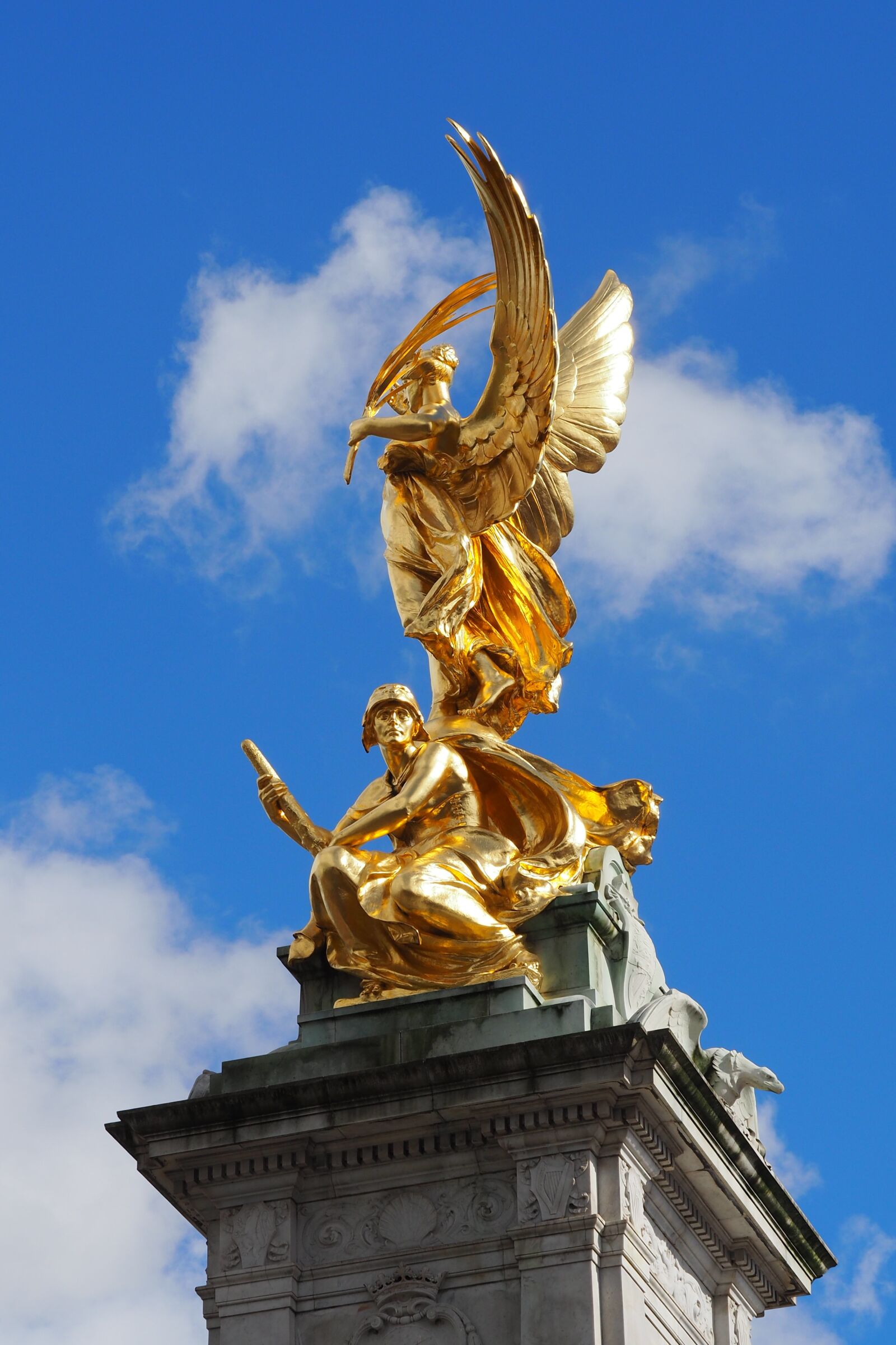 Olympus OM-D E-M10 II sample photo. London, queen victoria monument photography