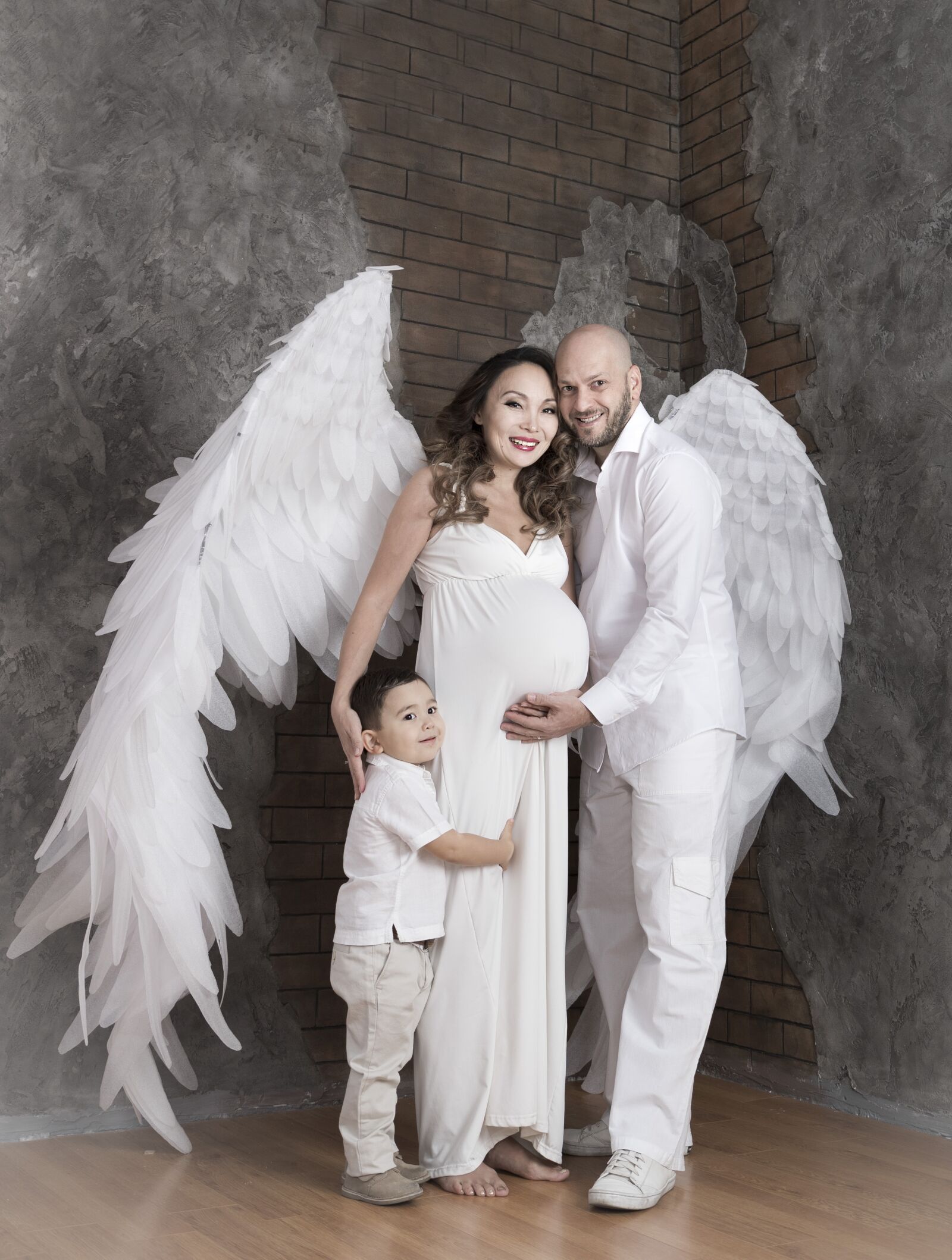 Canon EOS-1D X Mark II + Canon EF 24-105mm F4L IS USM sample photo. Pregnant, angel, family photography