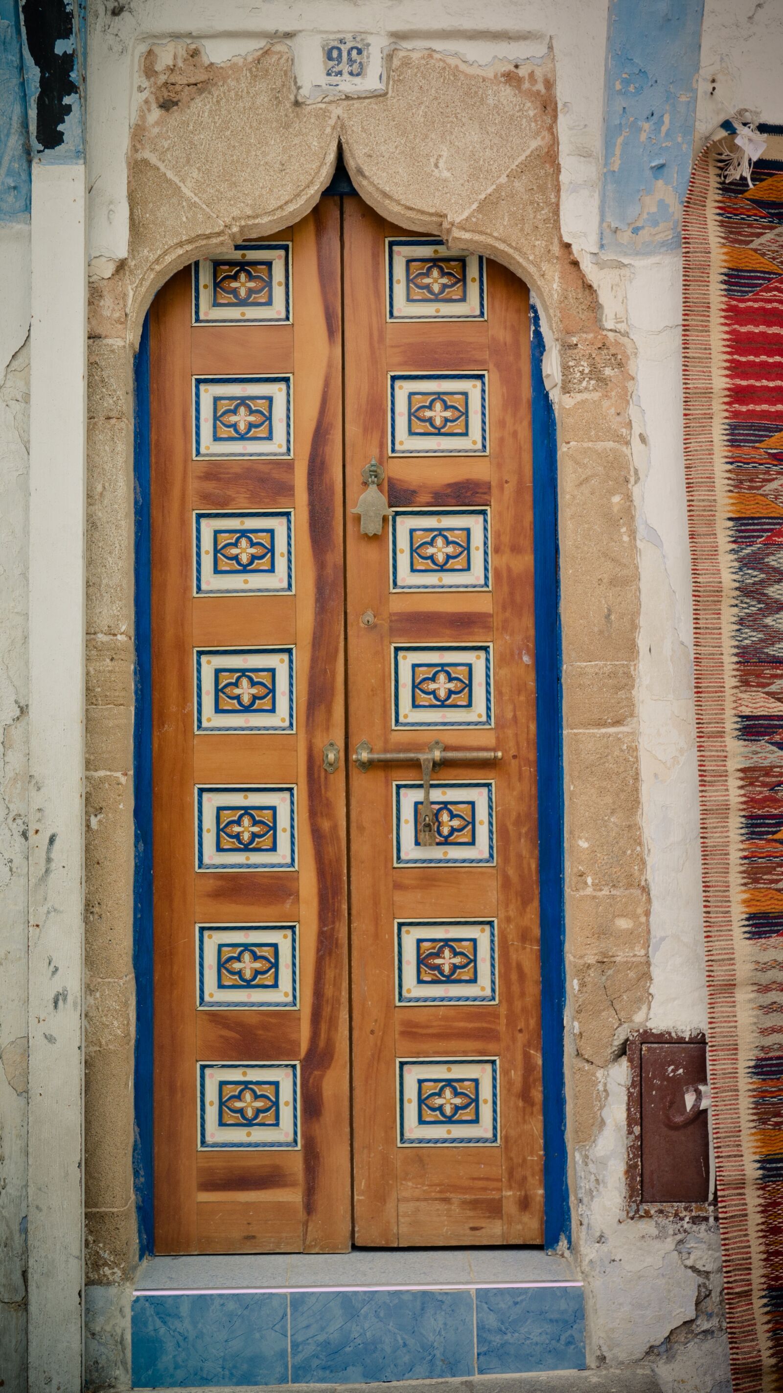 Panasonic Lumix DMC-LX100 sample photo. Door, wooden door, bolt photography
